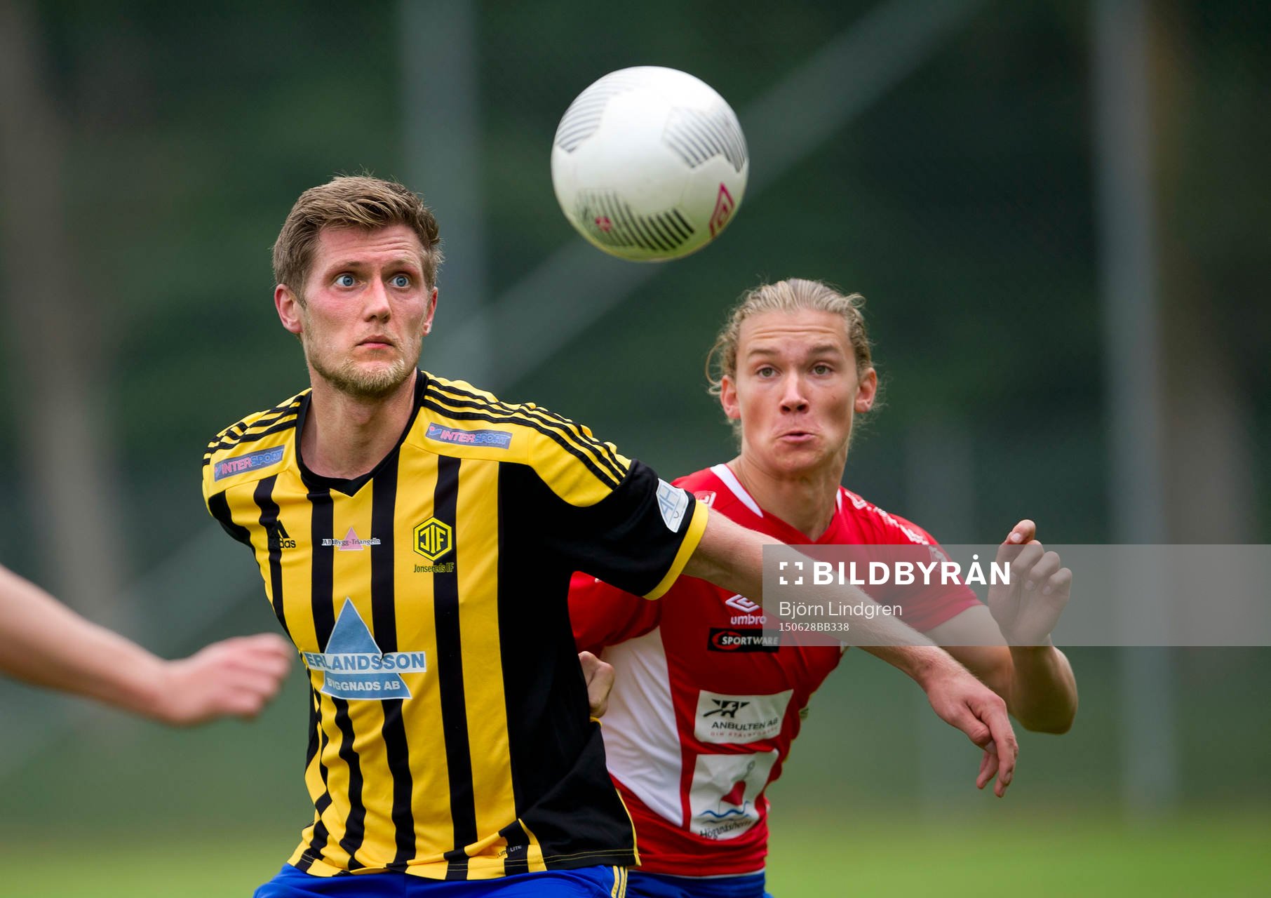 Jonsereds Richard Björnander mot Höganäs Hugo Bogren under fotbollsmatchen i Division 2 mellan Höganäs och Jonsered den 28 juni 2015 i Höganäs.