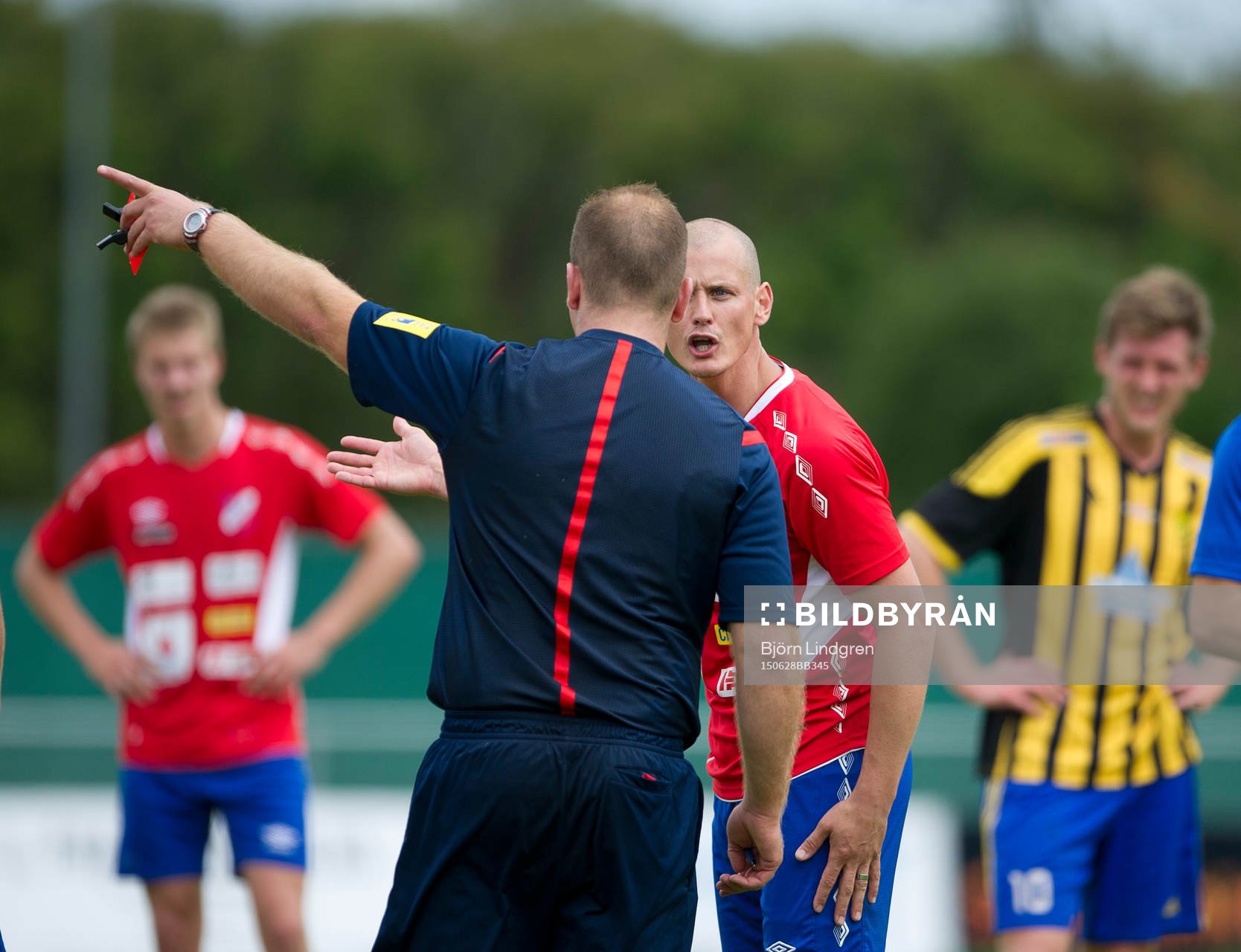 Höganäs Jakob Augustsson nickar ihop med Jonsereds Viktor
