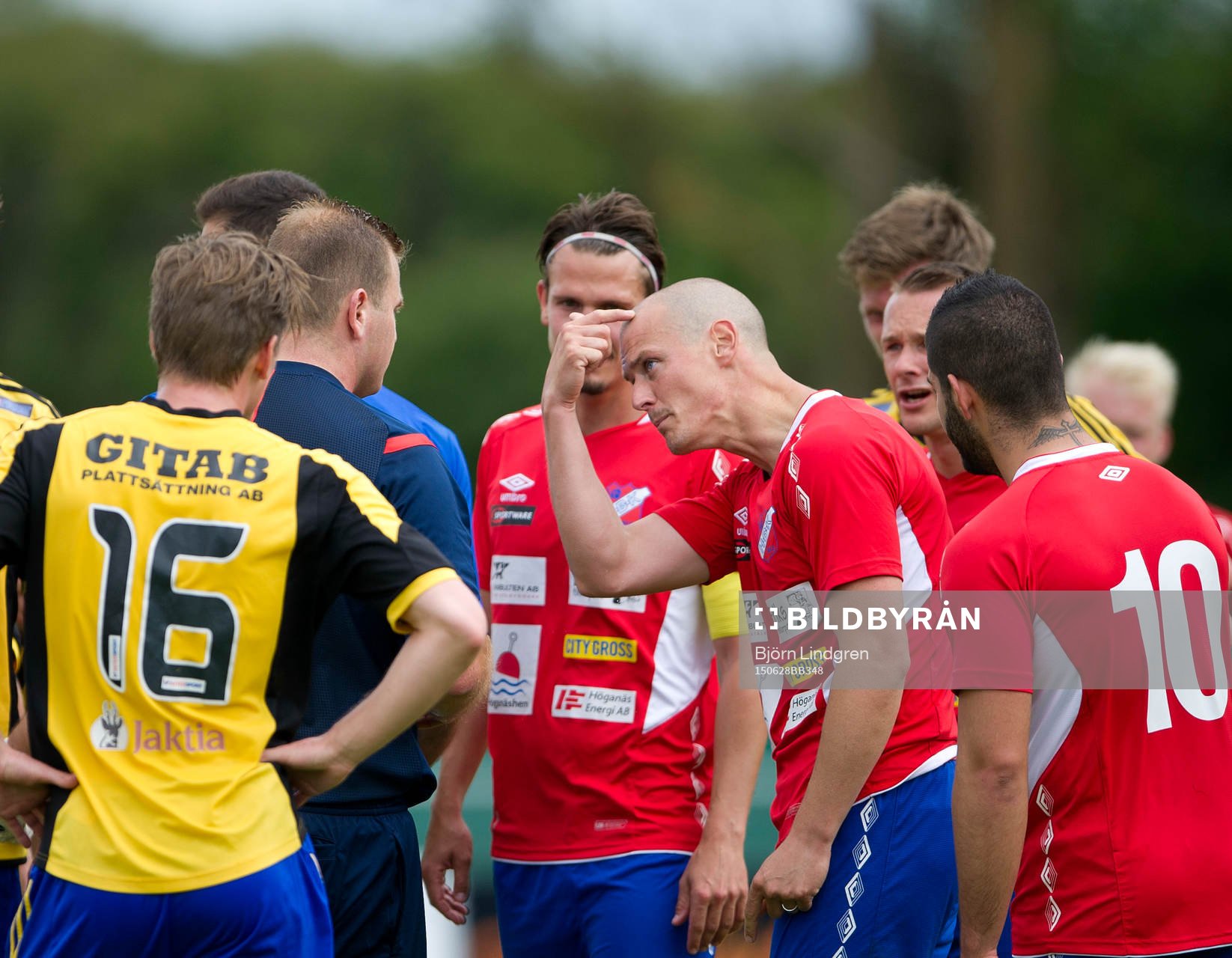Höganäs Jakob Augustsson nickar ihop med Jonsereds Viktor