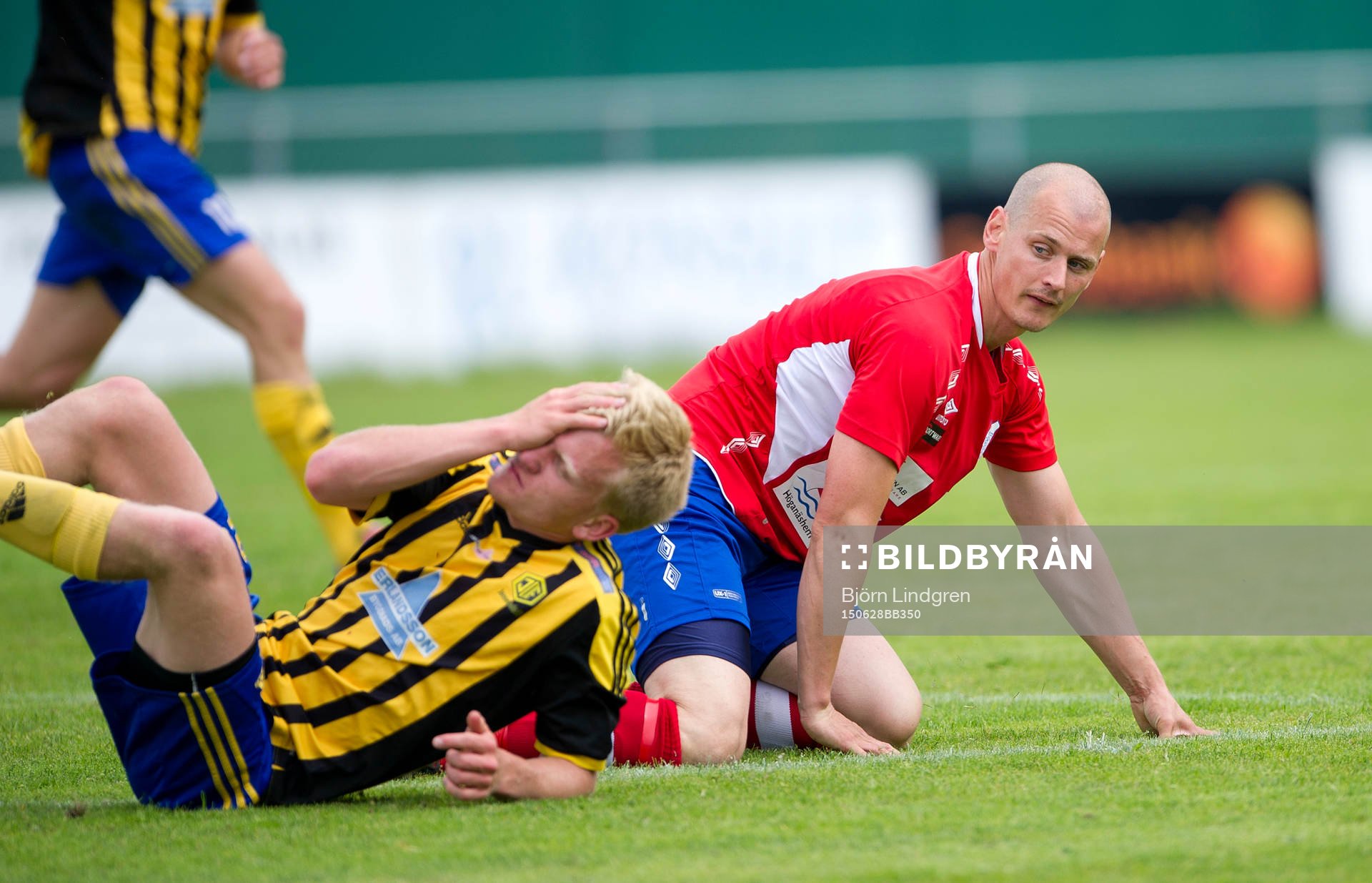 Höganäs Jakob Augustsson nickar ihop med Jonsereds Viktor