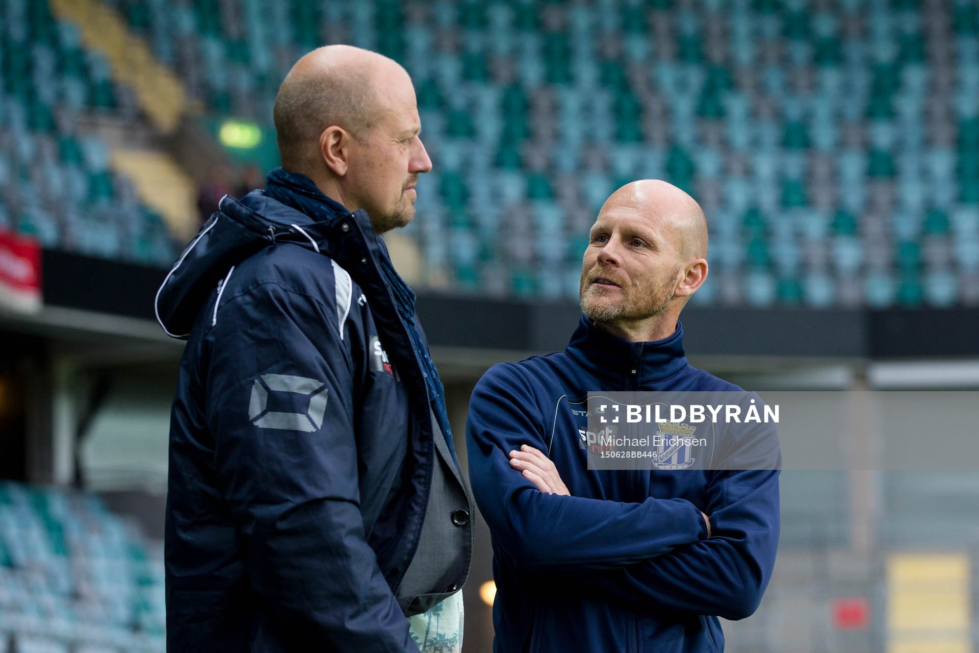 Kristianstads sportchef Anders Swahn i samtal med tränare