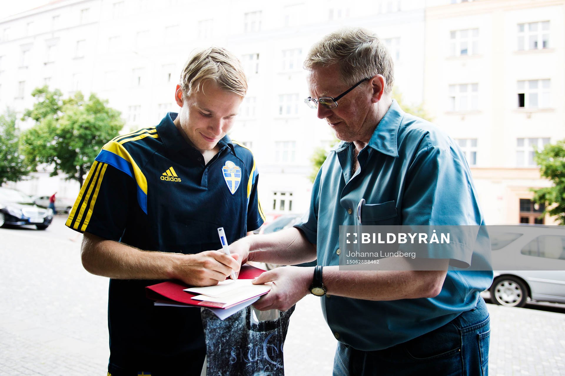 Sveriges Oscar Lewicki skriver autografer