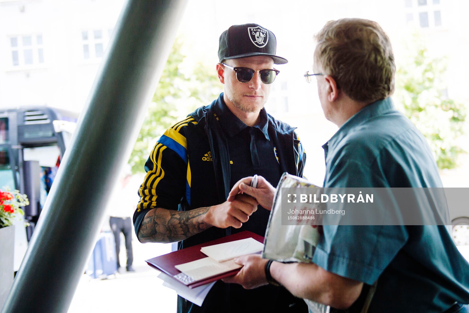 Sveriges John Guidetti skriver autografer