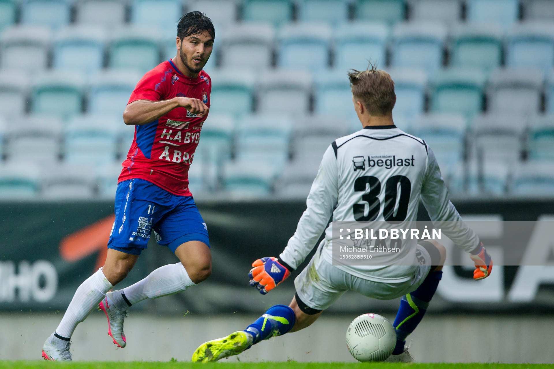 Örgrytes William Atashkadeh skjuter 2-0 mellan benen på
