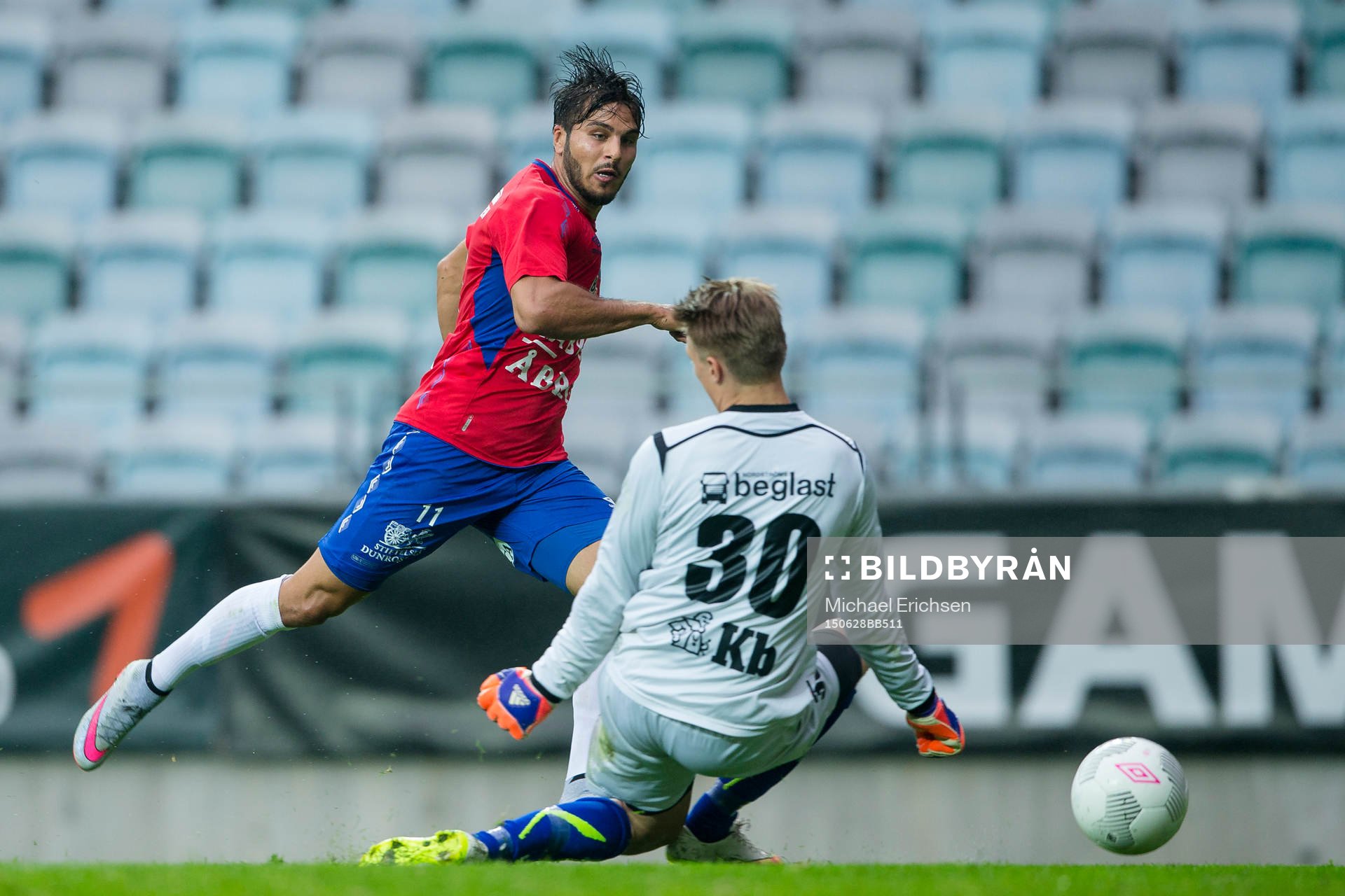 Örgrytes William Atashkadeh skjuter 2-0 mellan benen på