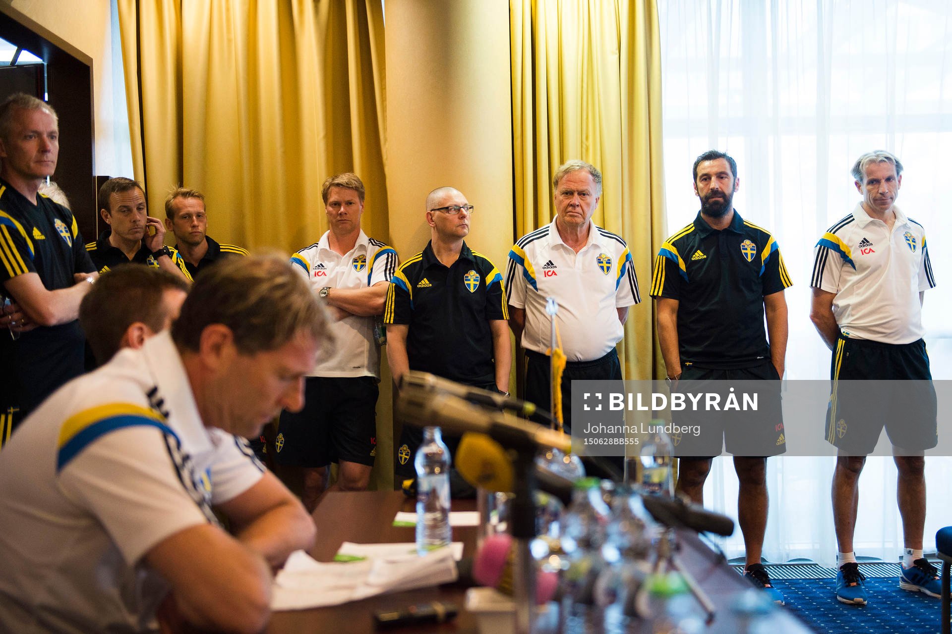 Sveriges förbundskapten Håkan Ericson presenterar ledare under en presskonferens med det svenska U21-landslaget. Stående fr.v Staffan, Stjernholm, Fredrik Bergström, Niklas Vallenholm, Johan Forsbring, Lars-Erik Hemgren, Gerhard Sager, Zlatan Nalic och Thomas Lundholm den 28 juni 2015 i Prag.