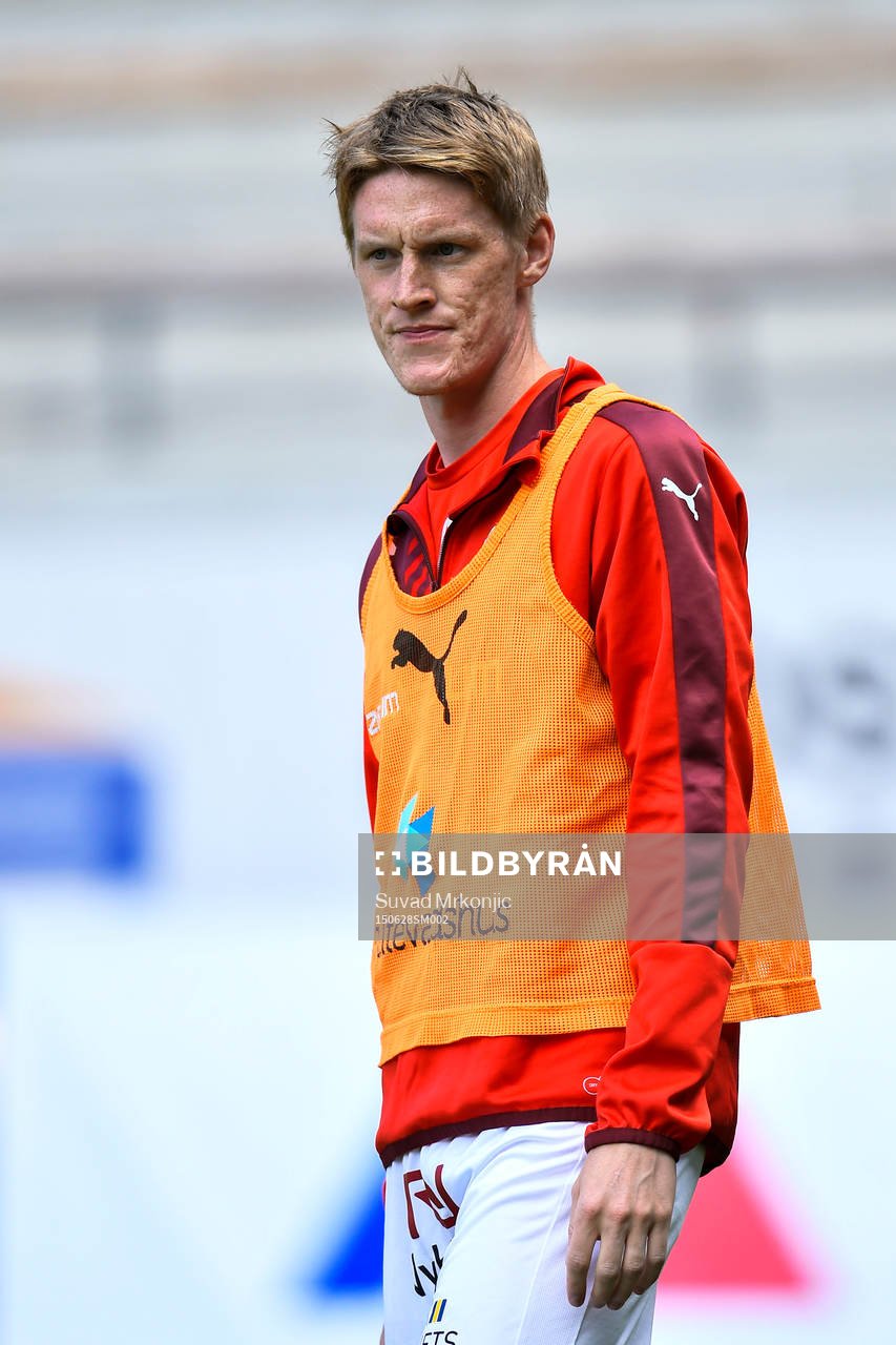 Kalmars Rasmus Elm värmer upp