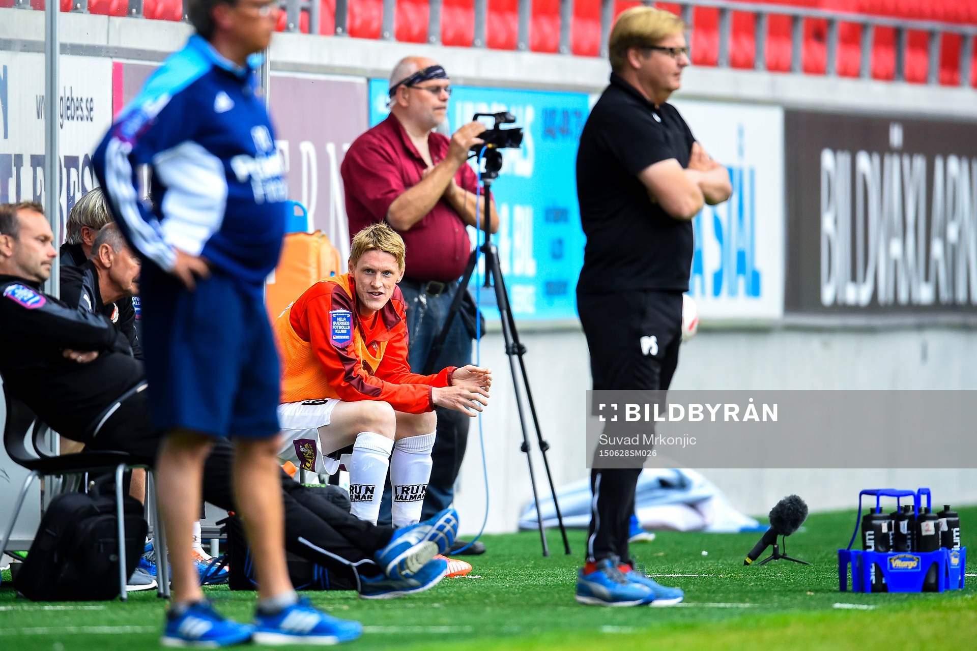 Kalmars Rasmus Elm på bänken bakom tränare Peter Swärdh