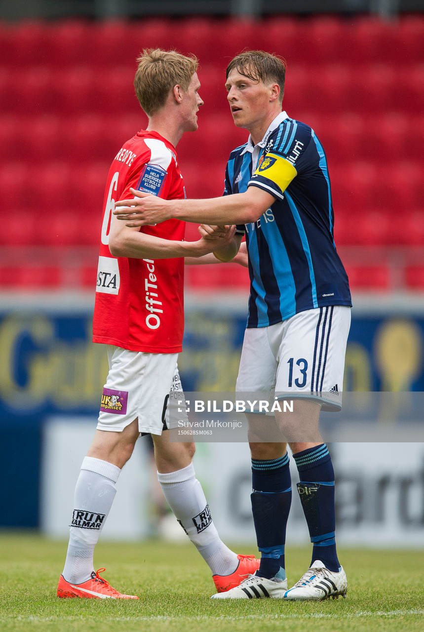 Kalmars Rasmus Elm tackar Djurgårdens Emil Bergström