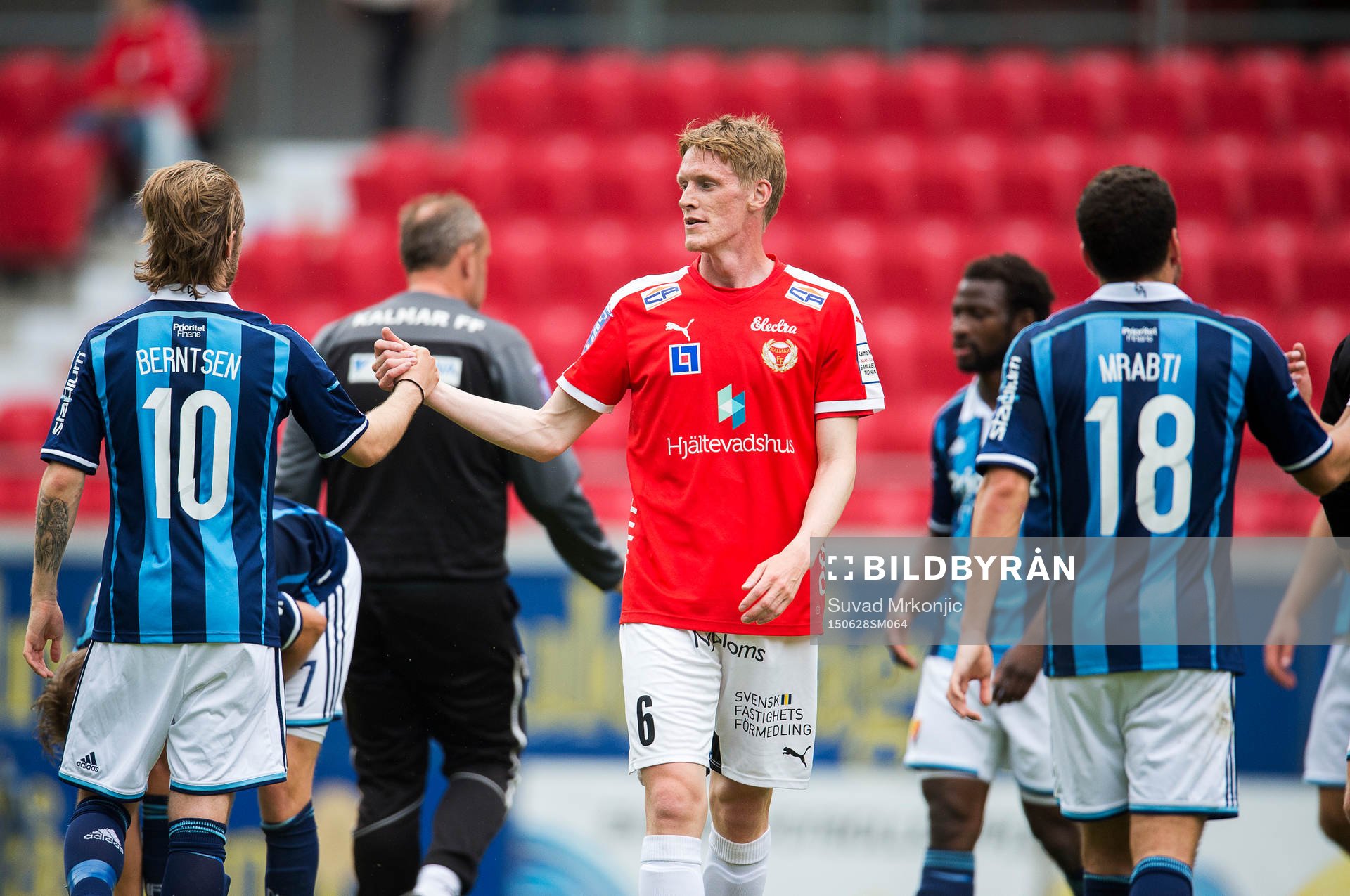 Kalmars Rasmus Elm tackar Djurgårdens Daniel Berntsen