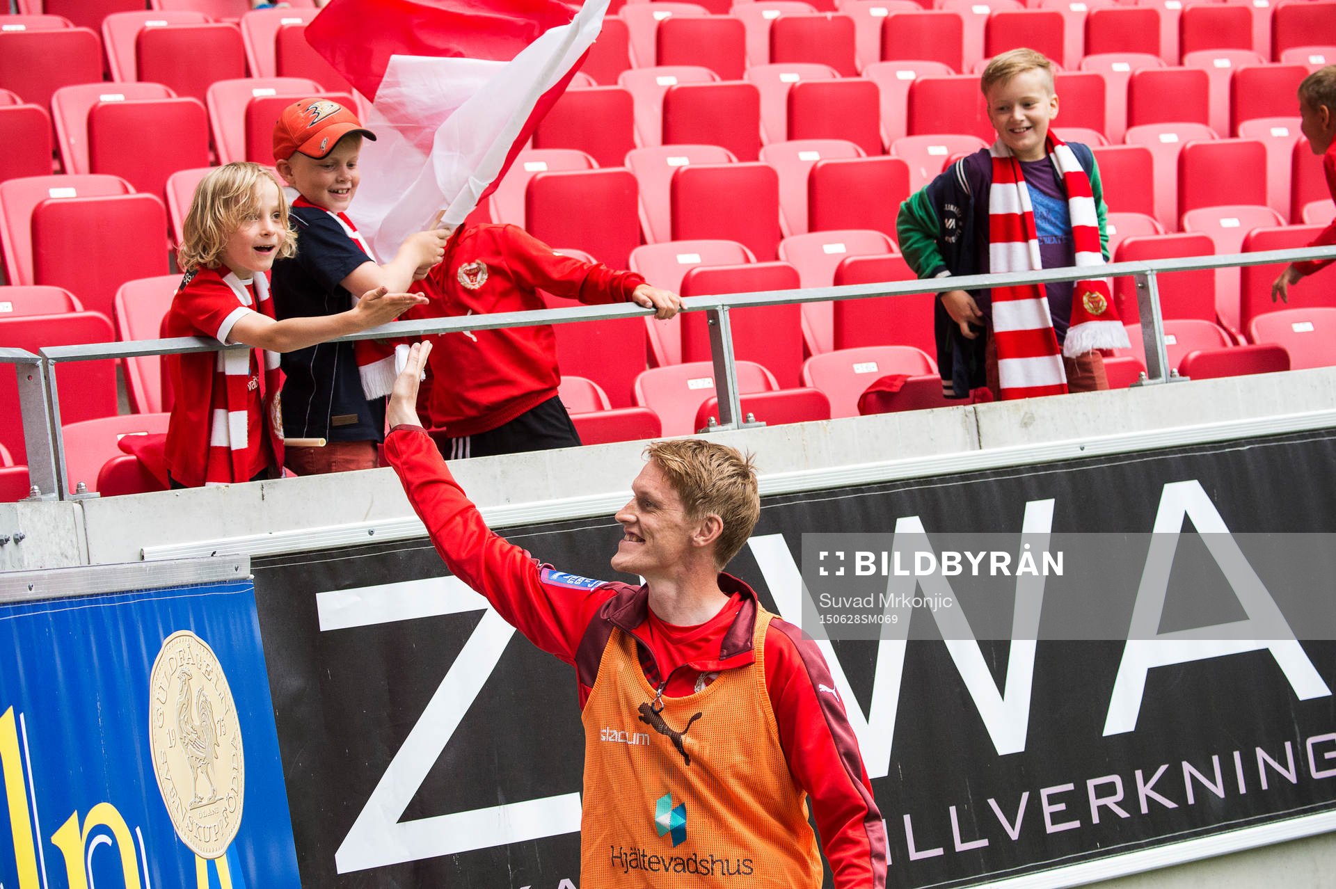 Kalmars Rasmus Elm hälsar på fans