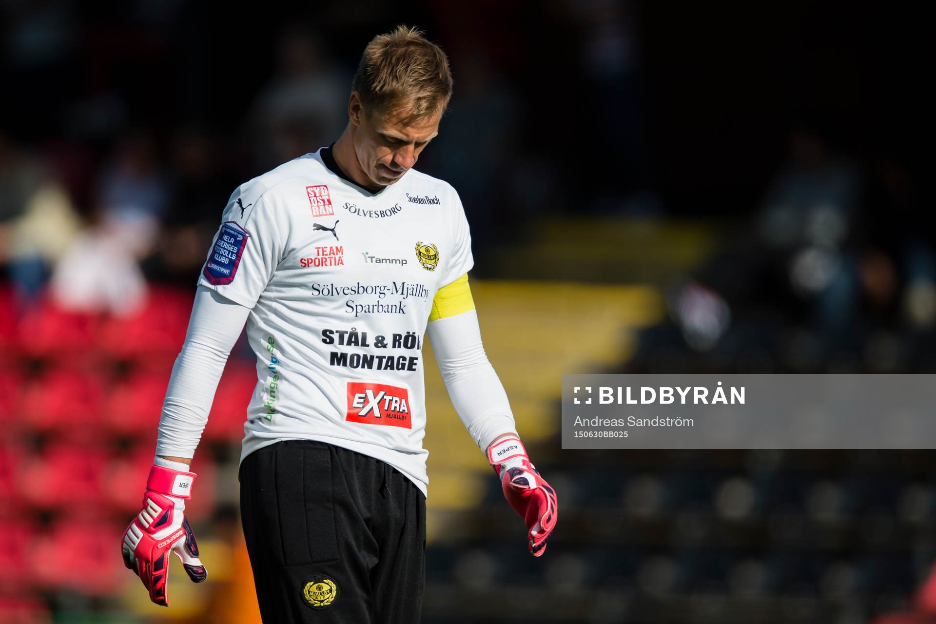 Mjällbys målvakt Mattias Asper ser deppig ut under fotbollsmatchen i Superettan mellan Brommapojkarna och Mjällby den 30 Juni 2015 i Stockholm.