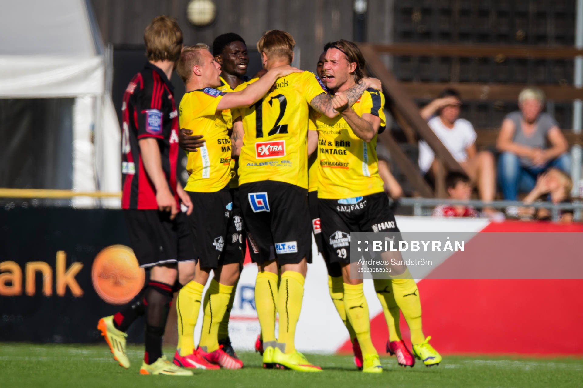 Mjällbys David Löfquist gör 0-1 och gratuleras av