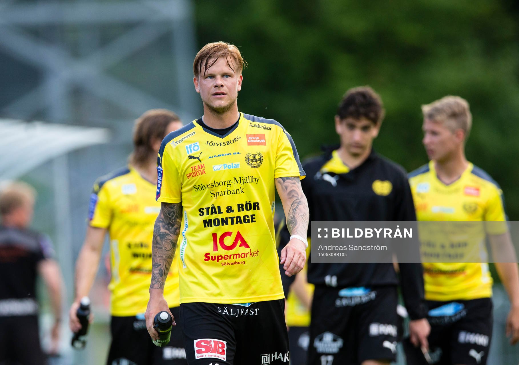 Mjällbys tvåmålsskytt David Löfquist ser deppig ut