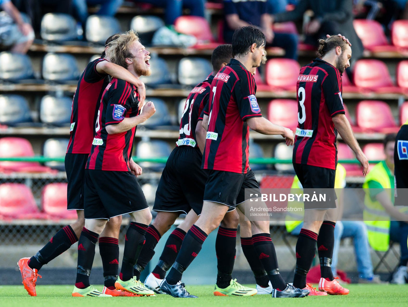 a vänster)gör 1-1 och gratuleras av lagkamrater