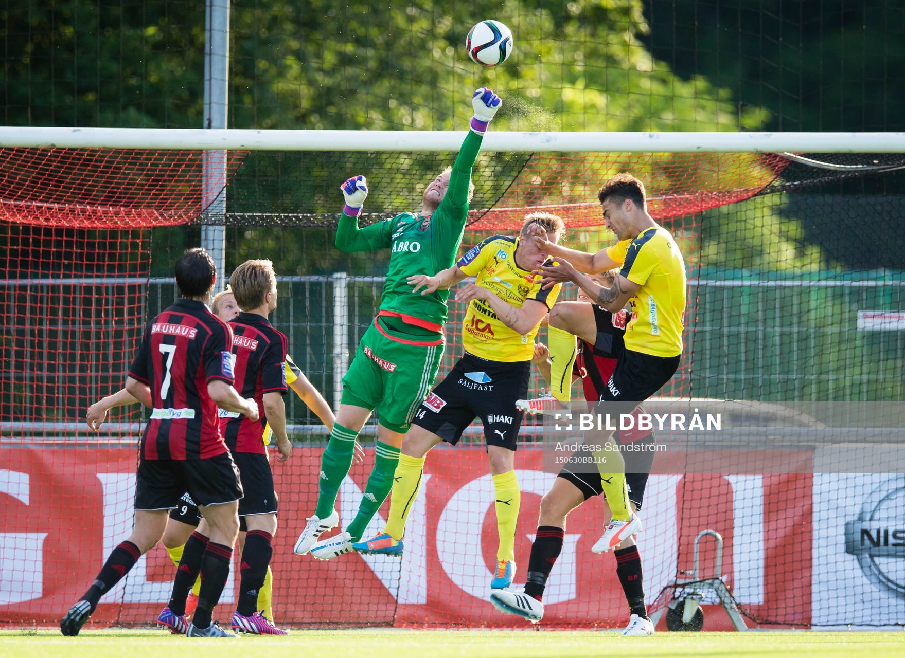 Brommapojkarnas målvakt Rasmus Emanuelsson boxar ut bollen