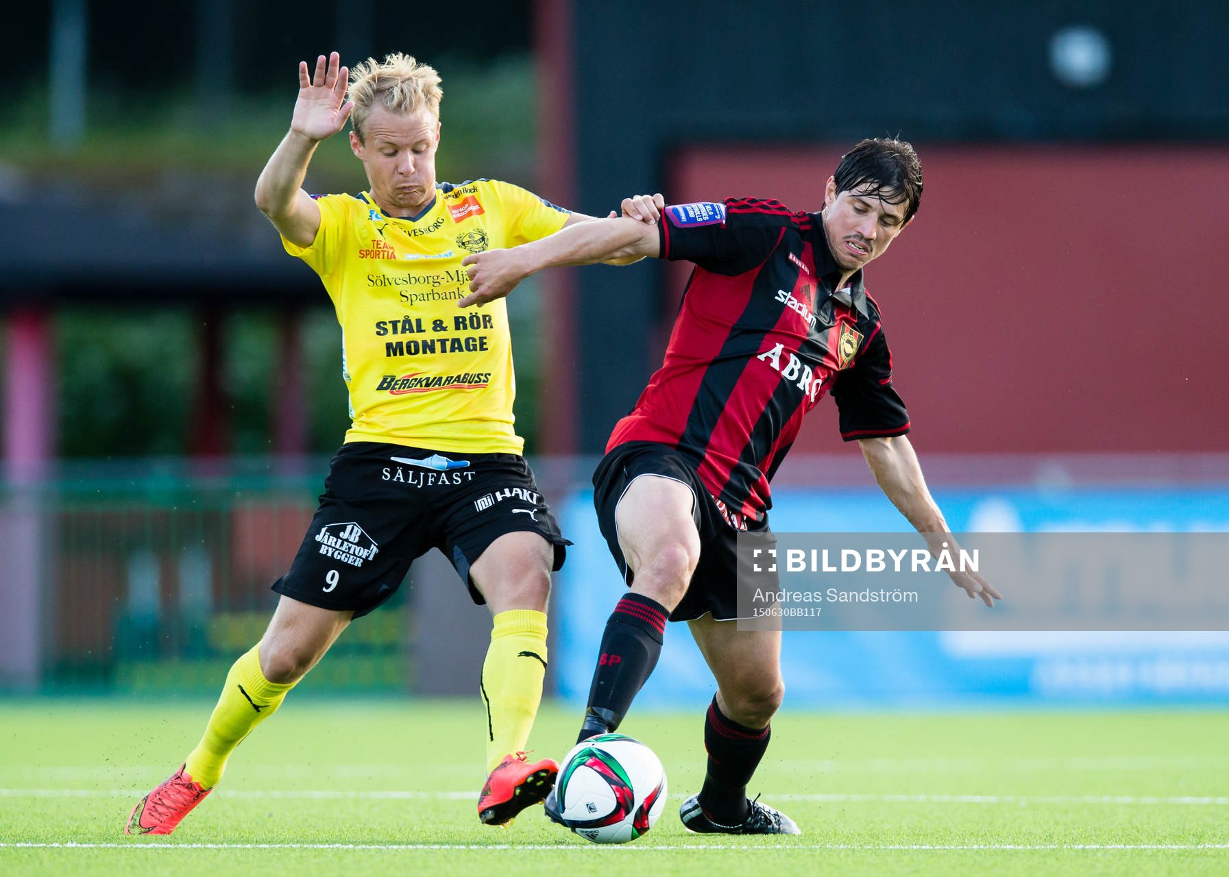 Mjällbys Joel Wedenell i kamp om bollen med