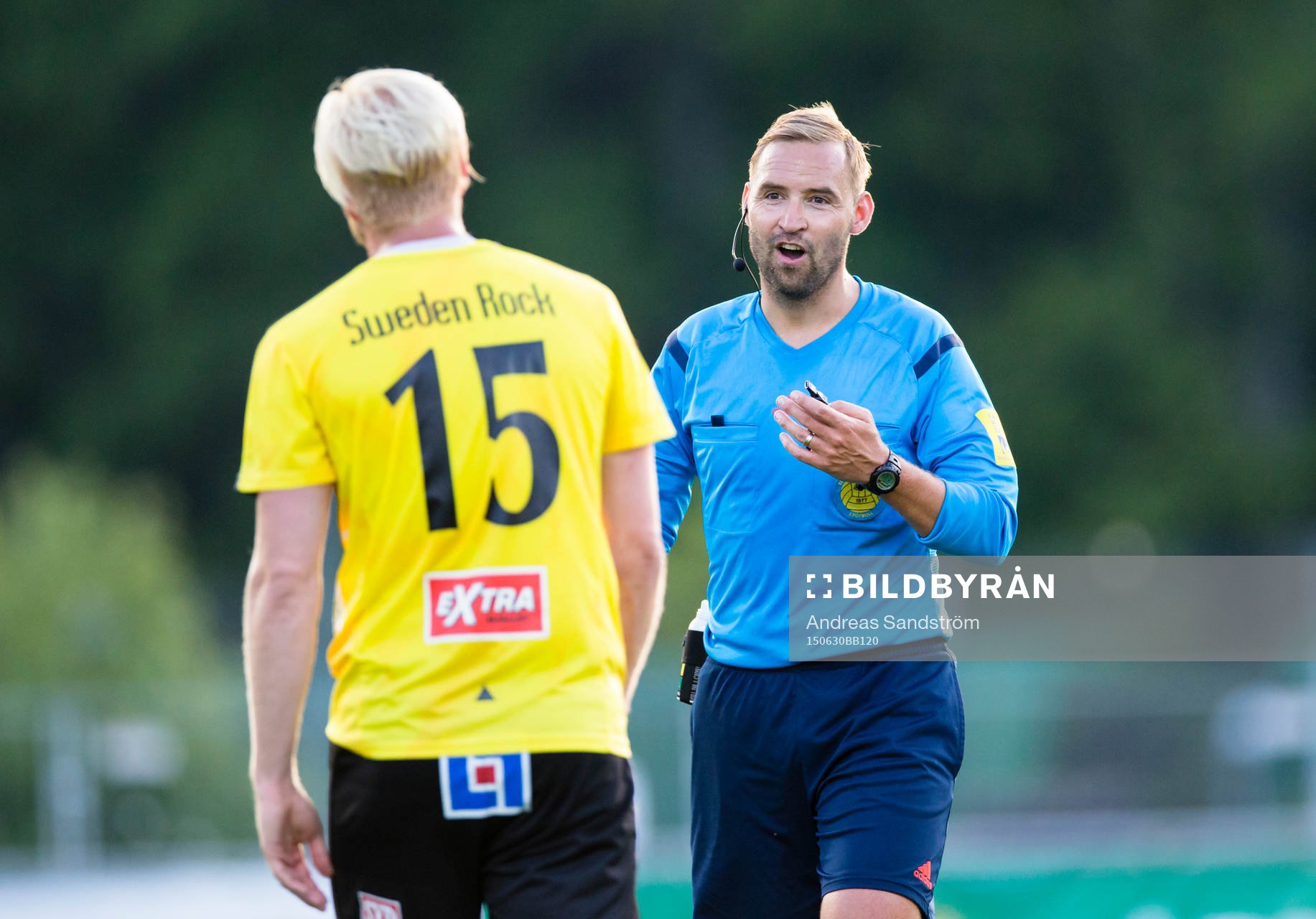 Mjällbys Robin Cederberg diskuterar med domare Jim