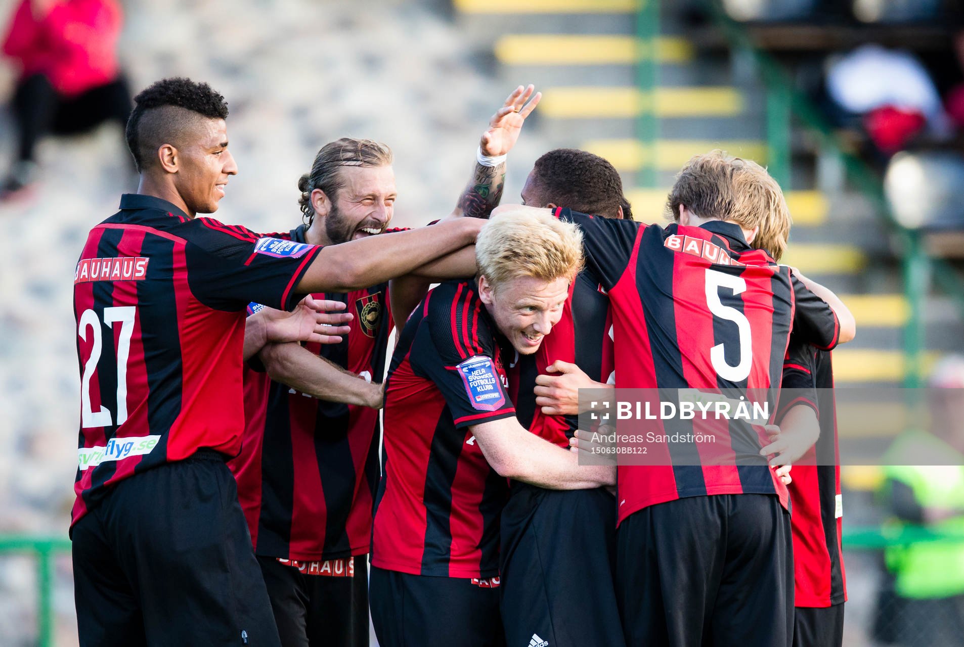 Brommapojkarnas Seth Hellberg gör 2-1 och gratuleras av