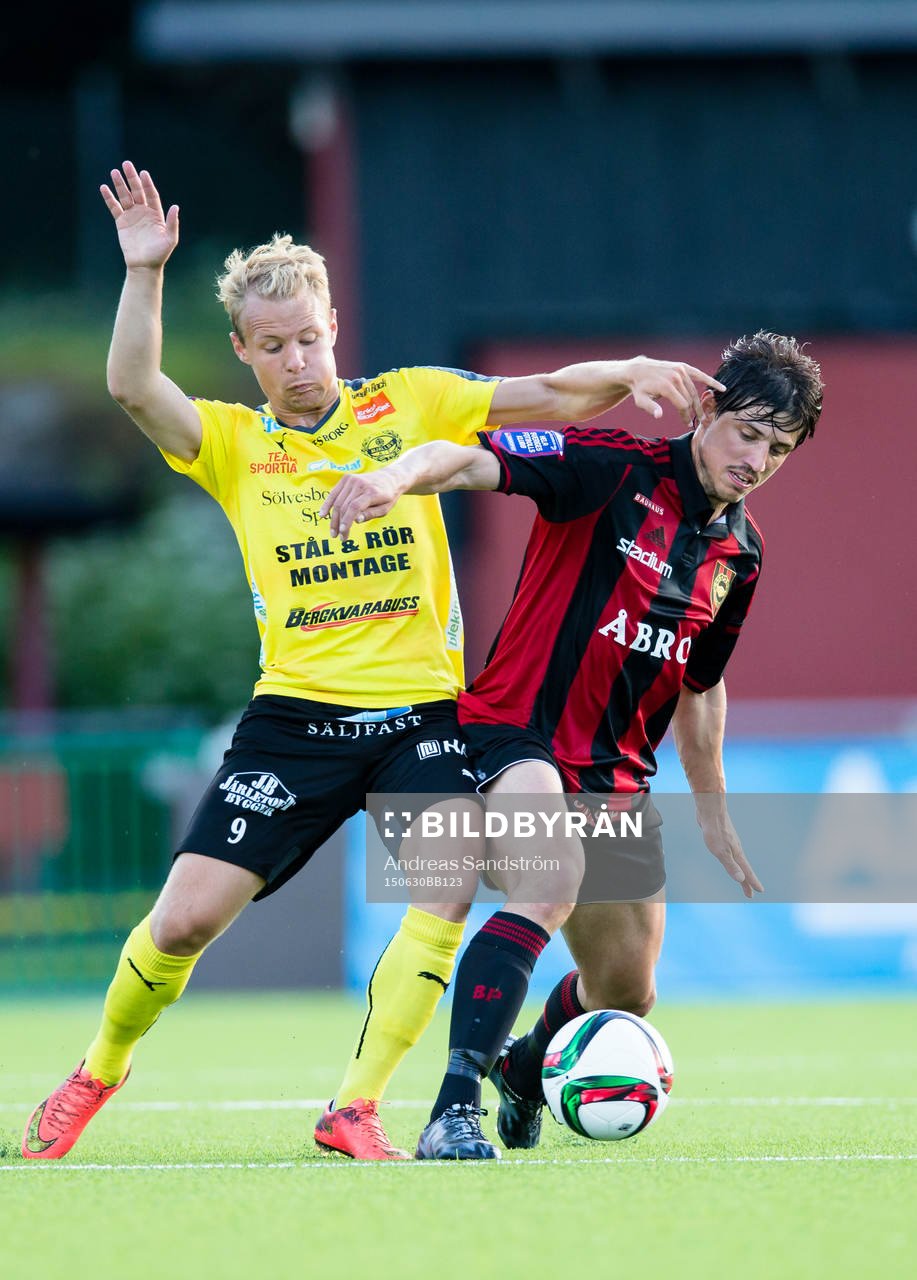 Mjällbys Joel Wedenell i kamp om bollen med