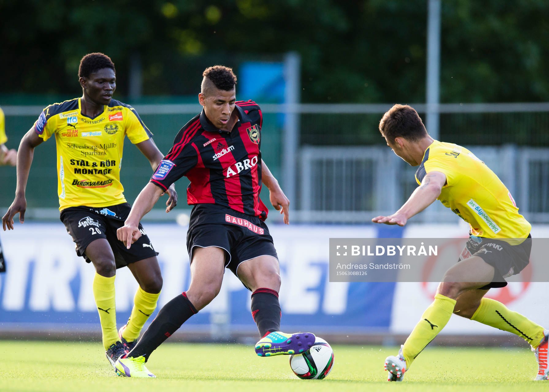 Brommapojkarnas Emil Bellander utmanar en Mjällbyspelare