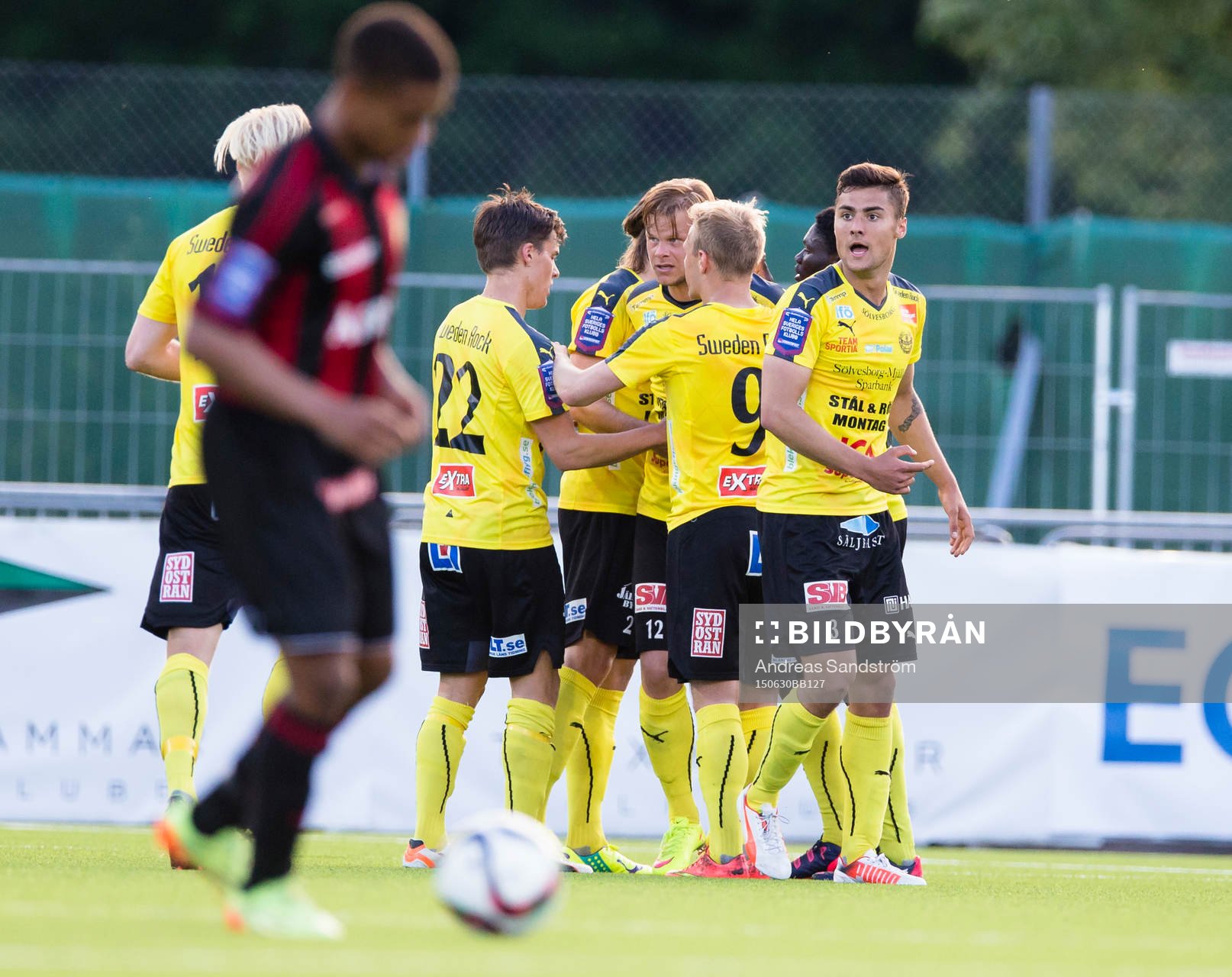 Mjällbys David Löfquist gör 2-2 och gratuleras av