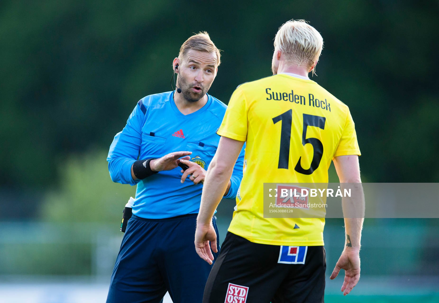 Mjällbys Robin Cederberg diskuterar med domare Jim