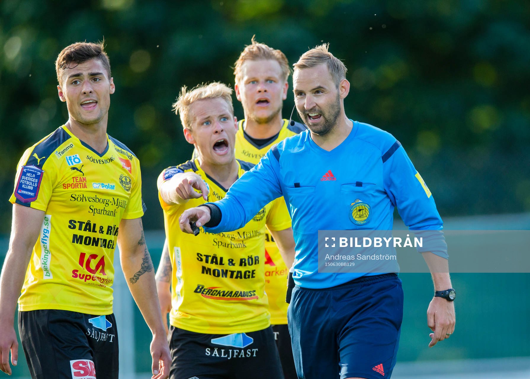 Mjällbys Joel Wedenell reagerar på domare Jim Peterssons beslut att dömma straff till Brommapojkarna under fotbollsmatchen i Superettan mellan Brommapojkarna och Mjällby den 30 Juni 2015 i Stockholm.