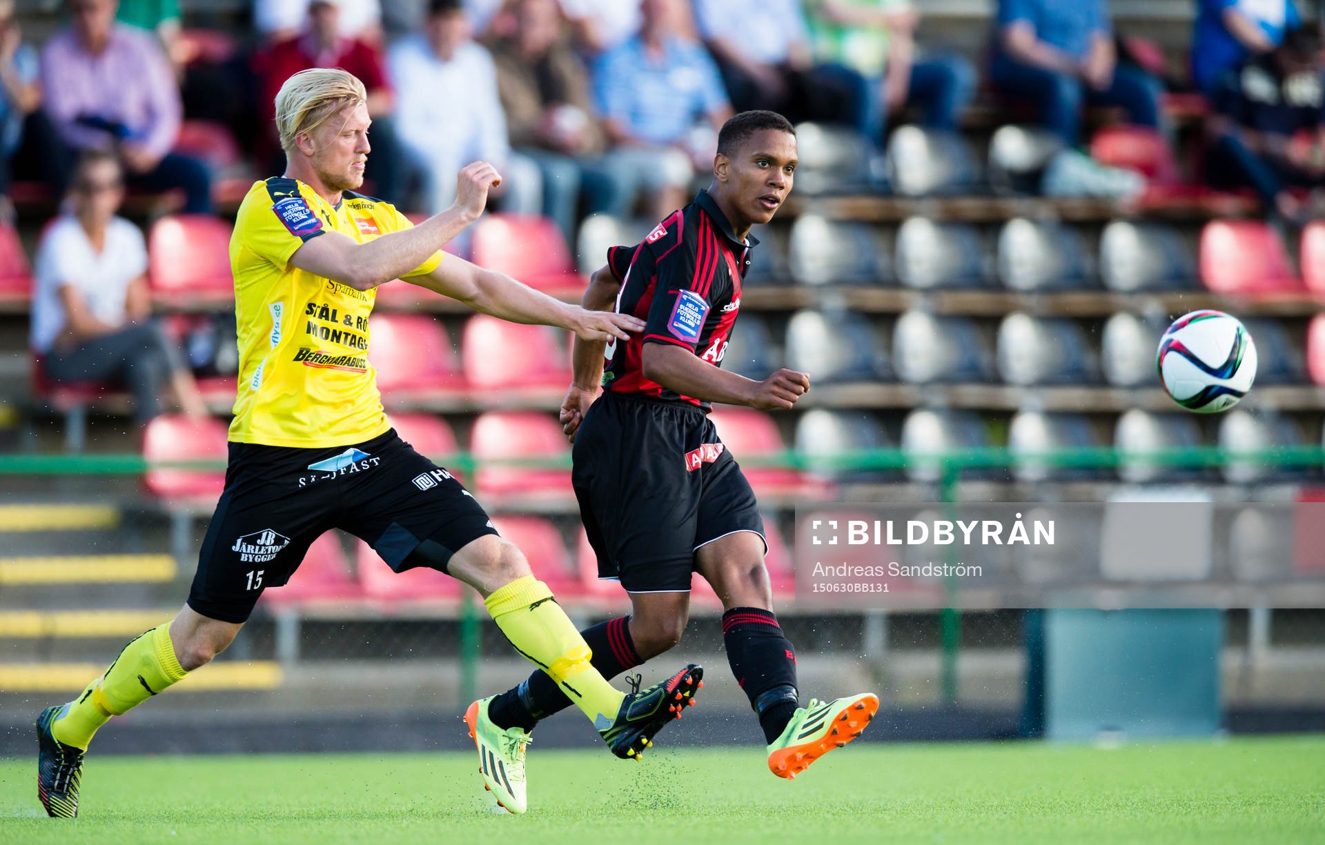 Brommapojkarnas Seth Hellberg och Mjällbys Robin Cederberg