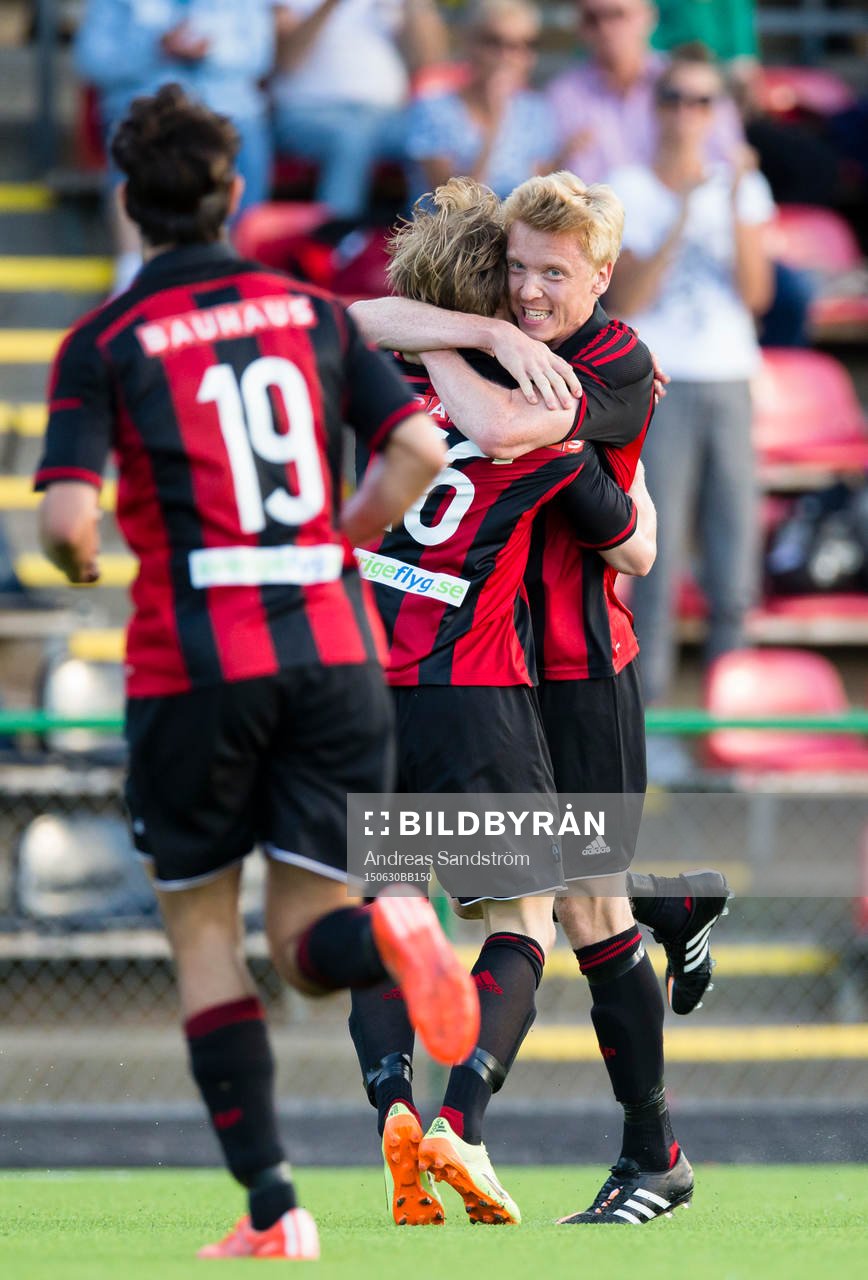Brommapojkarnas Gustav Sandberg Magnusson omfamnar 1-1