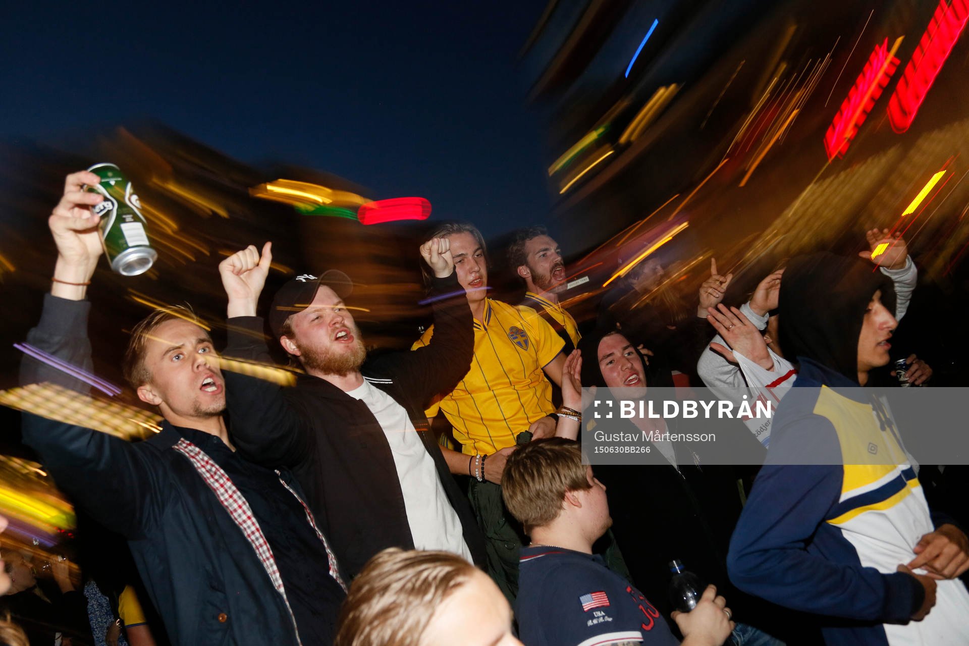 Svenska supportrar firar guldet i U21-EM