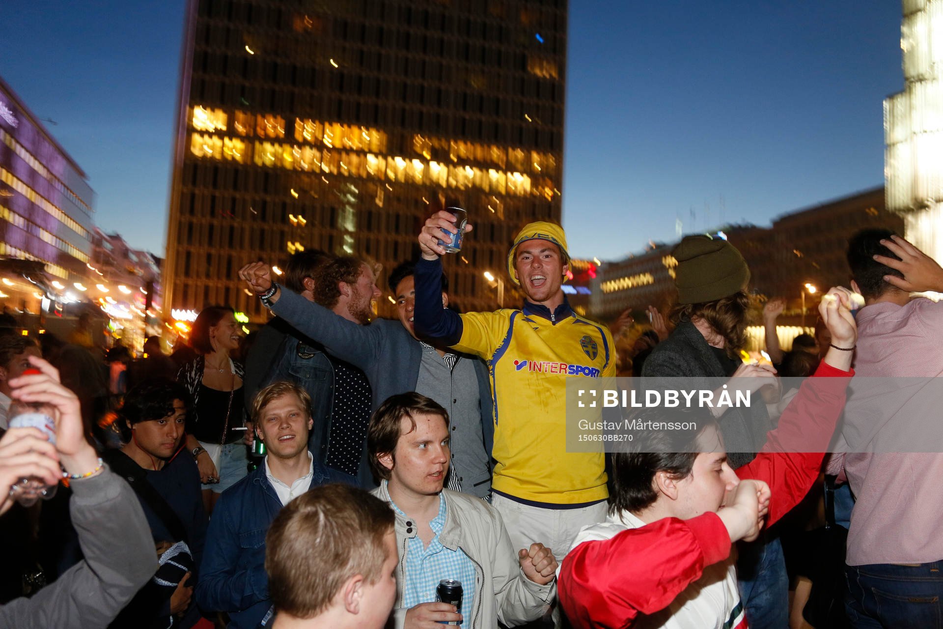 Svenska supportrar firar guldet i U21-EM