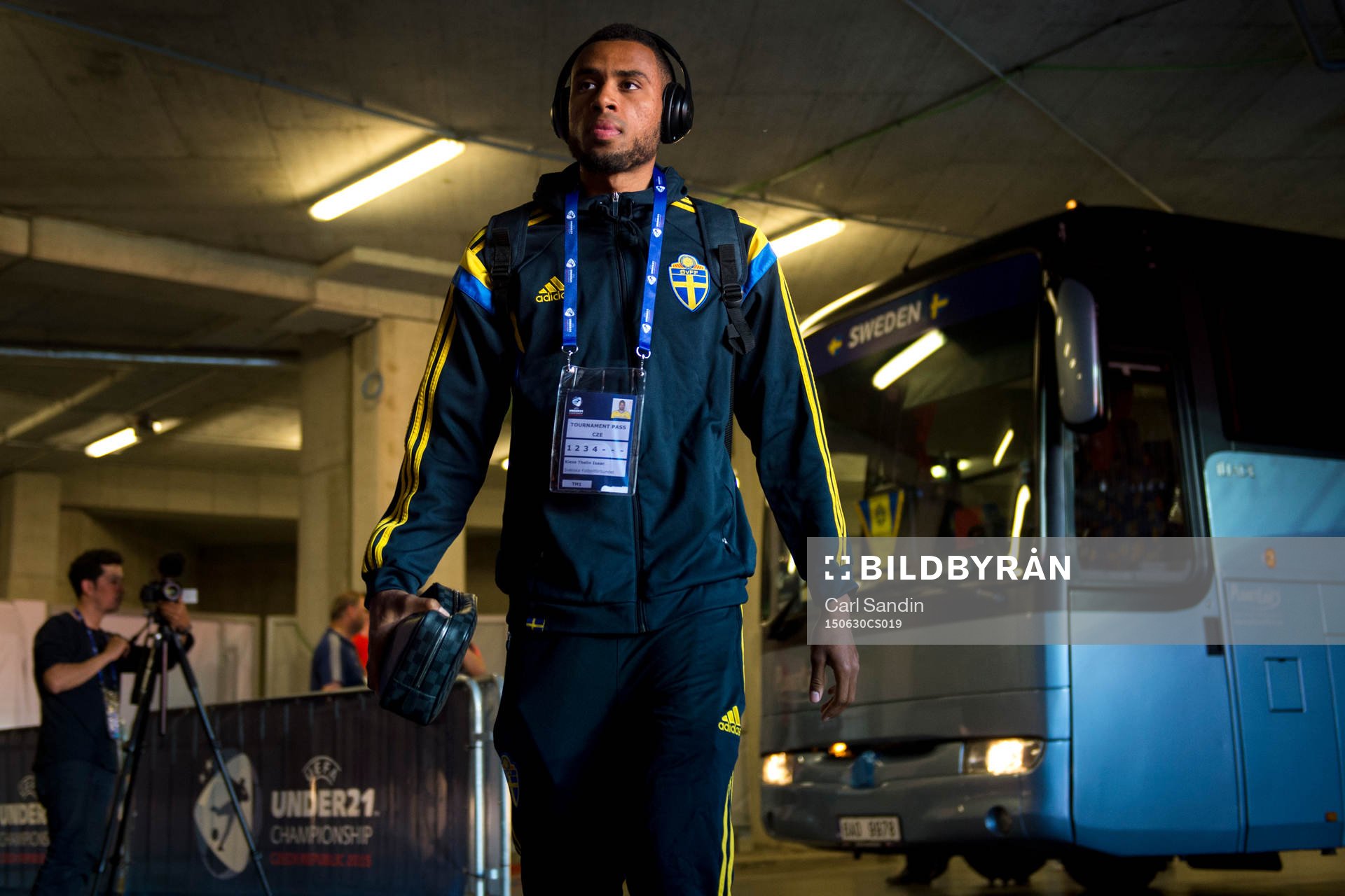 Sveriges Isaac Kiese Thelin anländer till arenan innan fotbollsmatchen i U21-EM mellan Sverige och Portugal den 30 juni 2015 i Prag.