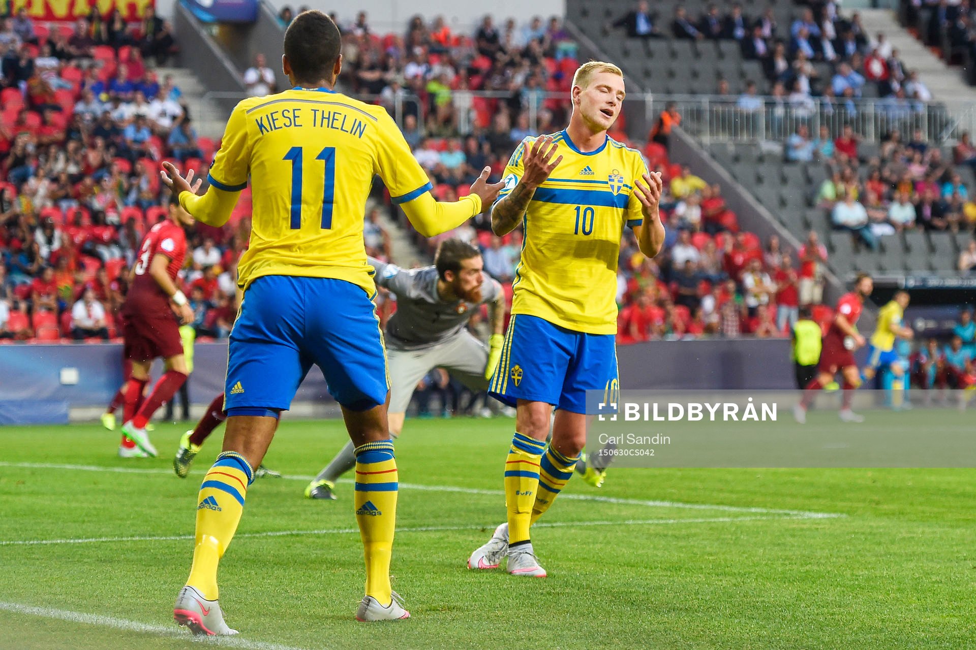 Sveriges Isaac Kiese Thelin och John Guidetti deppar