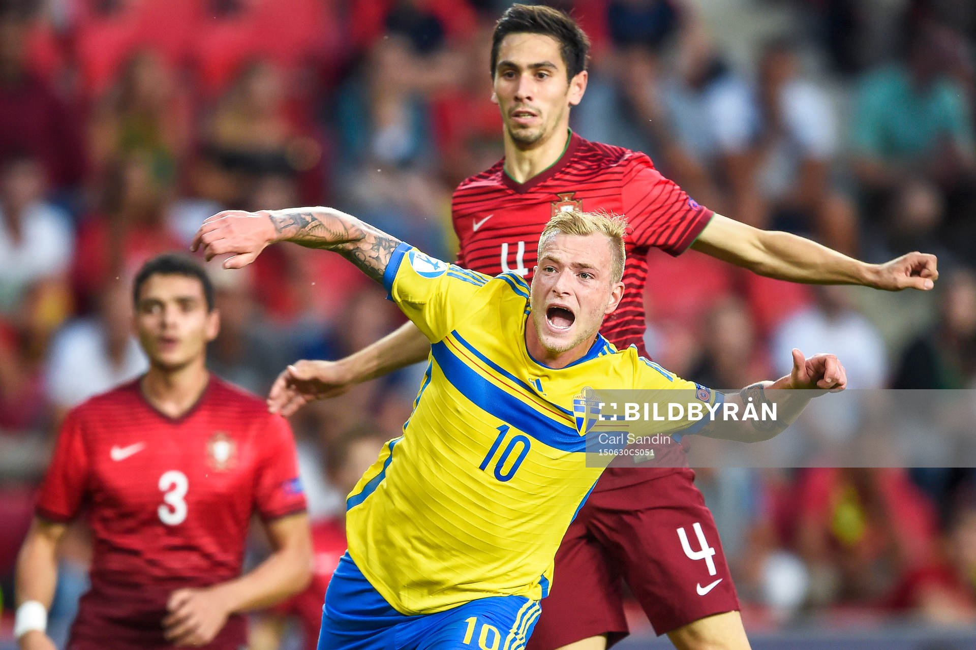 Sveriges John Guidetti och Portugals Paulo Oliveira i en