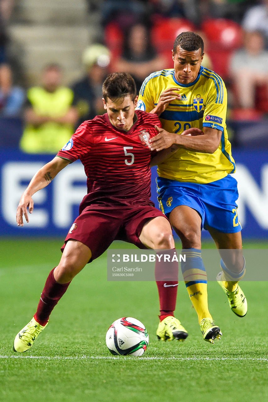 Portugals Raphael Guerreiro och Sveriges Robin Quaison