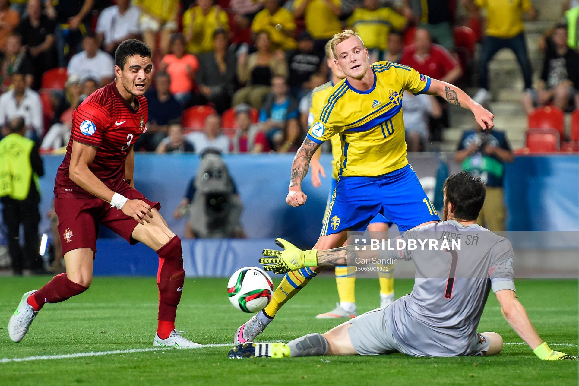 Sveriges John Guidetti i en duell med Portugals målvakt
