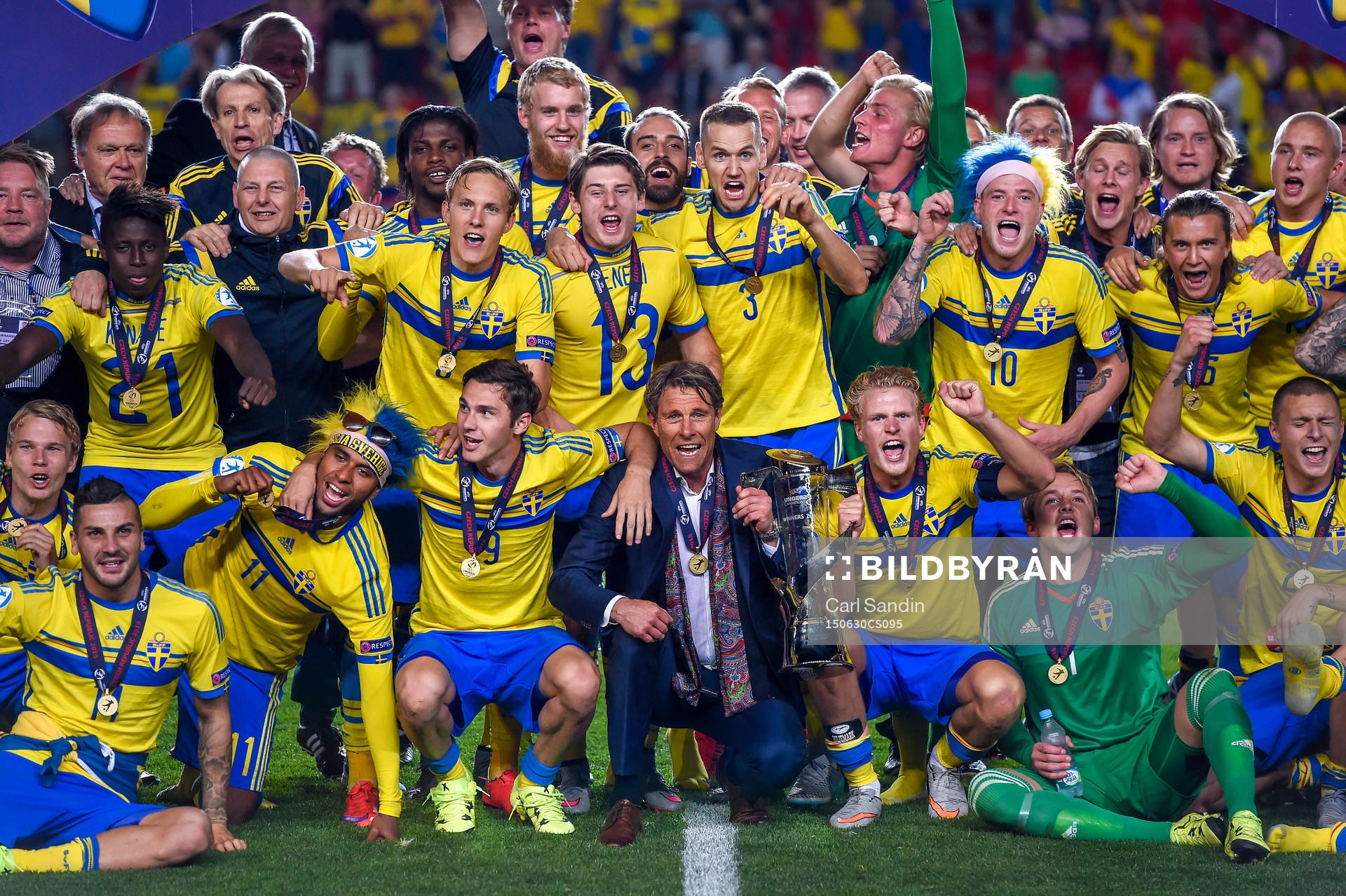Sveriges landslag firar efter fotbollsmatchen i U21-EM mellan Sverige och Portugal den 30 juni 2015 i Prag.