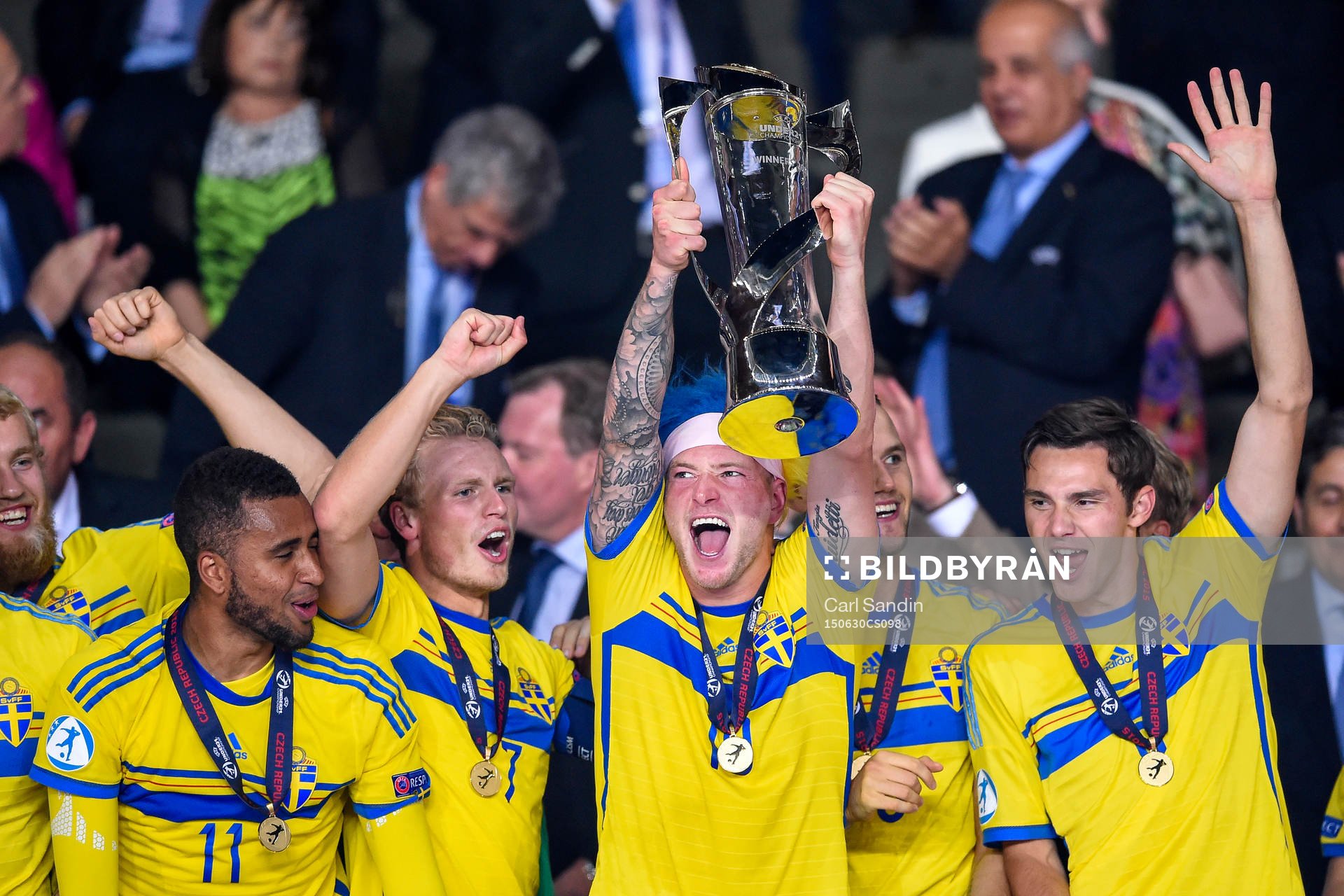Sveriges John Guidetti lyfter pokalen och firar efter fotbollsmatchen i U21-EM mellan Sverige och Portugal den 30 juni 2015 i Prag.