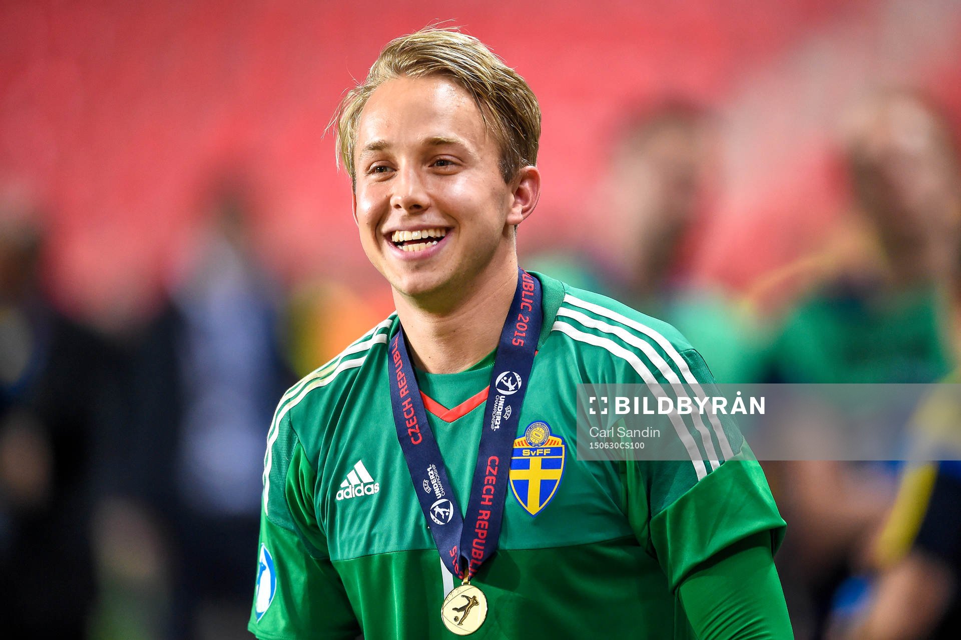 Sveriges målvakt Patrik Carlgren firar
