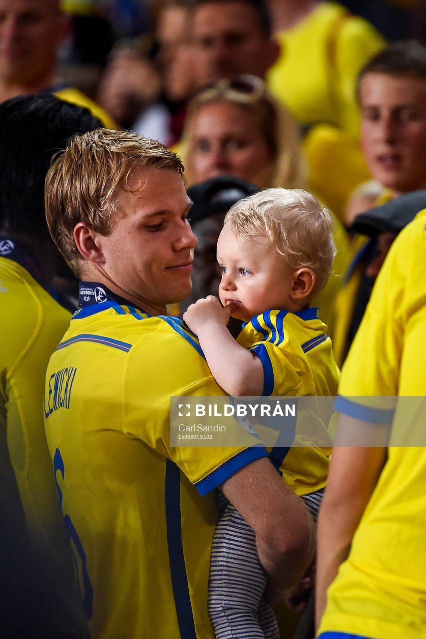 Sveriges Oscar Lewicki med sin son