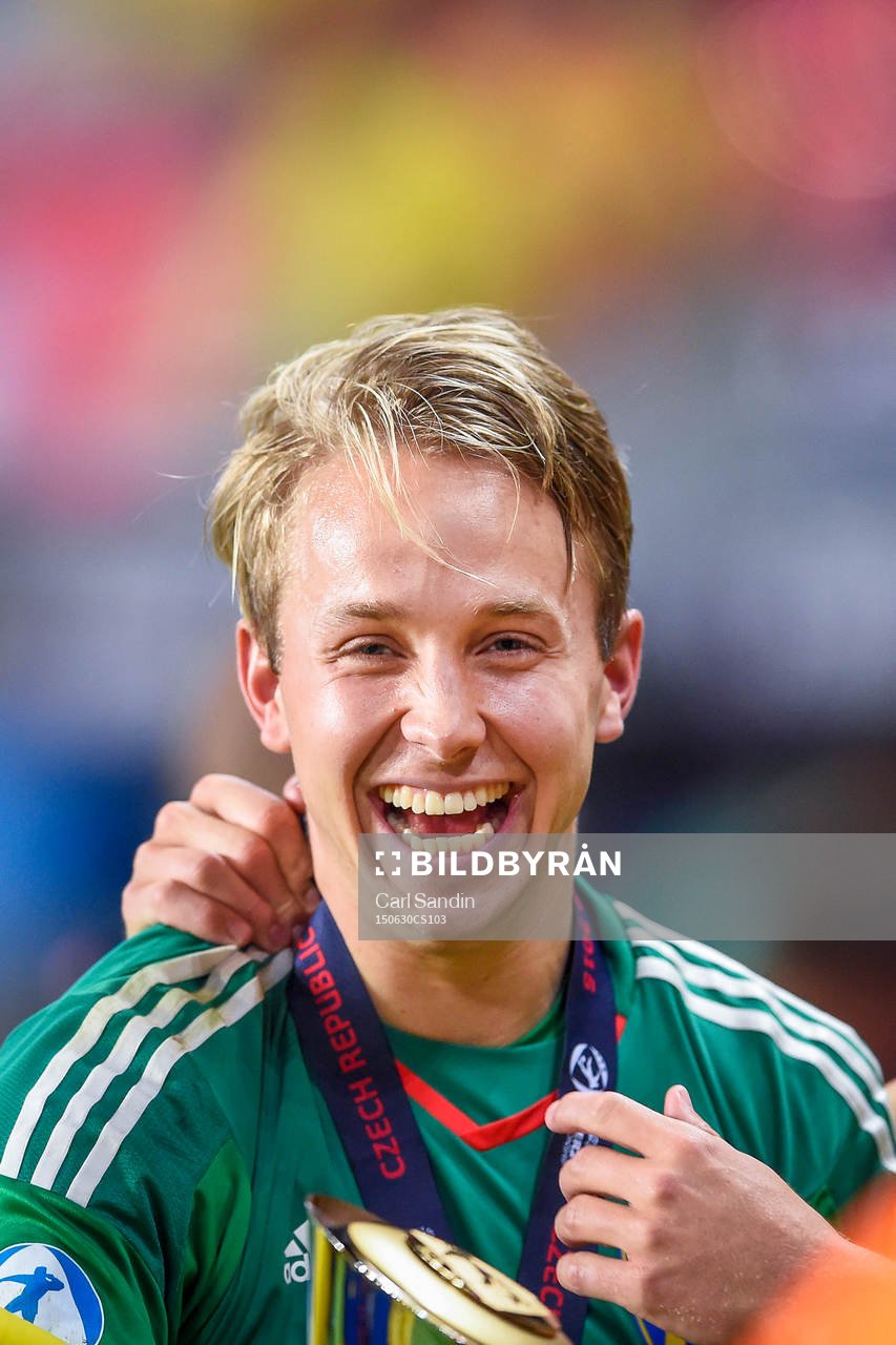Sveriges målvakt Patrik Carlgren firar efter fotbollsmatchen i U21-EM mellan Sverige och Portugal den 30 juni 2015 i Prag.