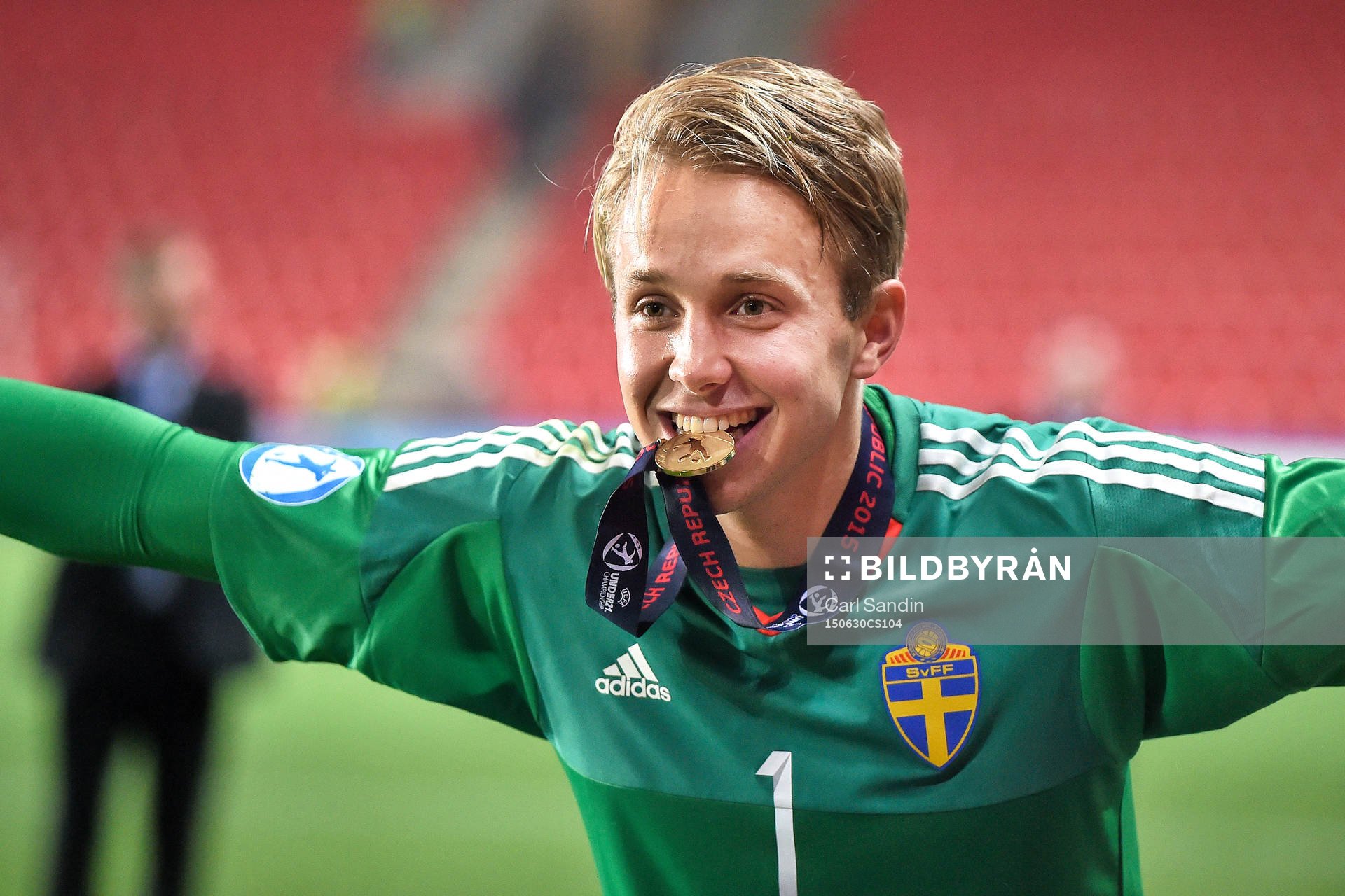 Sveriges målvakt Patrik Carlgren firar