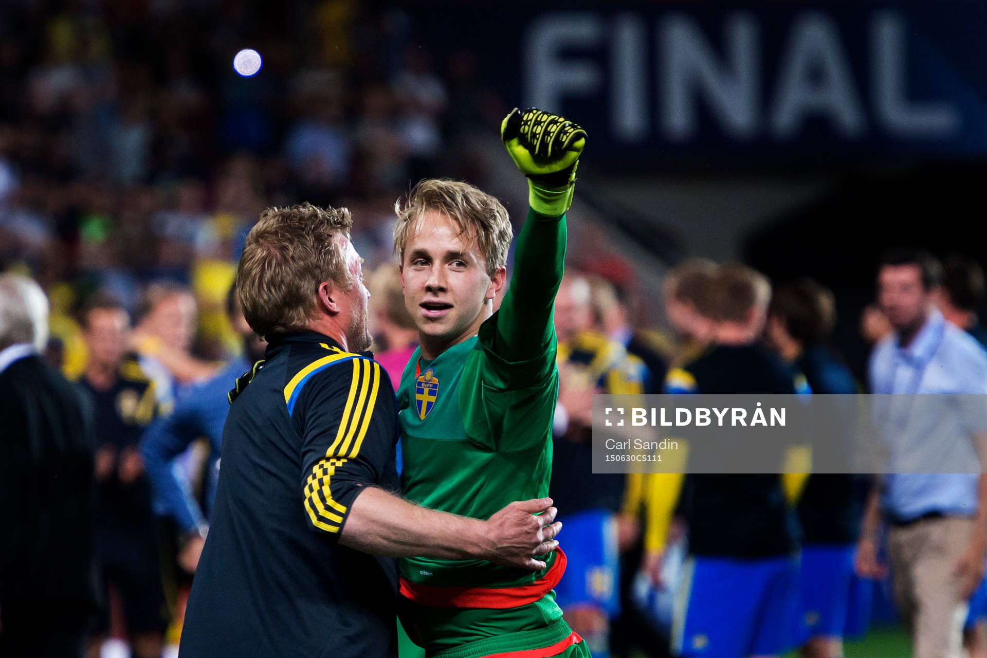 Sveriges målvakt Patrik Carlgren jublar