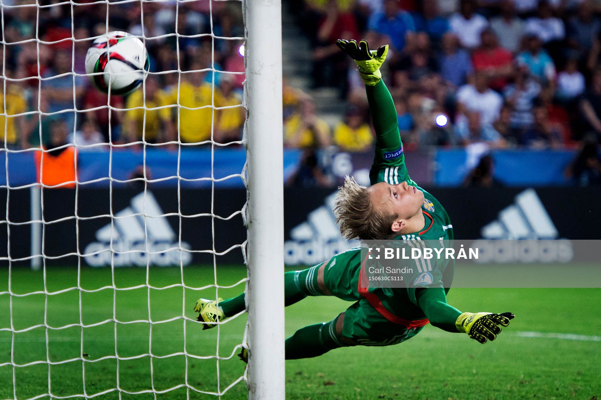 Sveriges målvakt Patrik Carlgren kastar sig