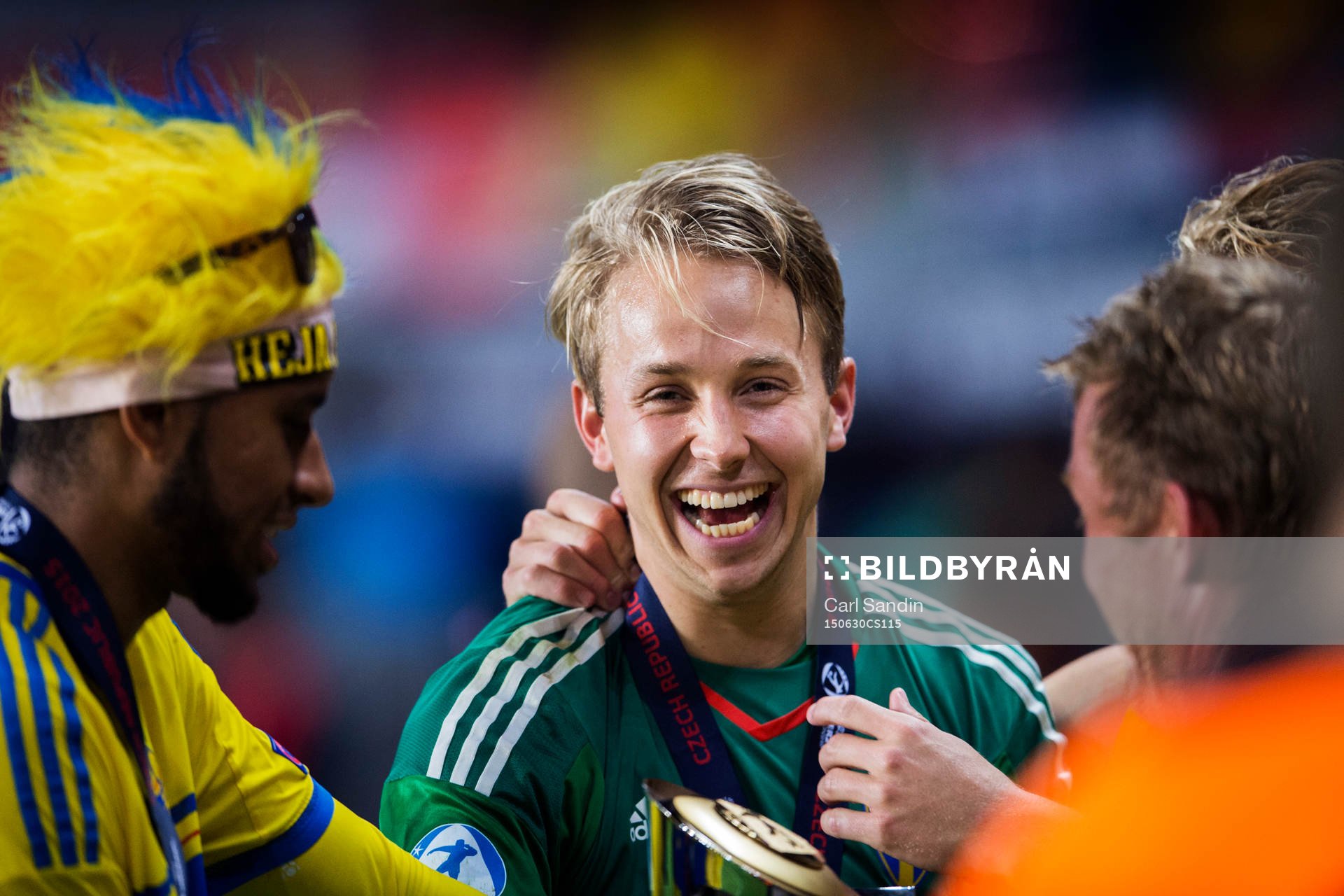 Sveriges målvakt Patrik Carlgren jublar