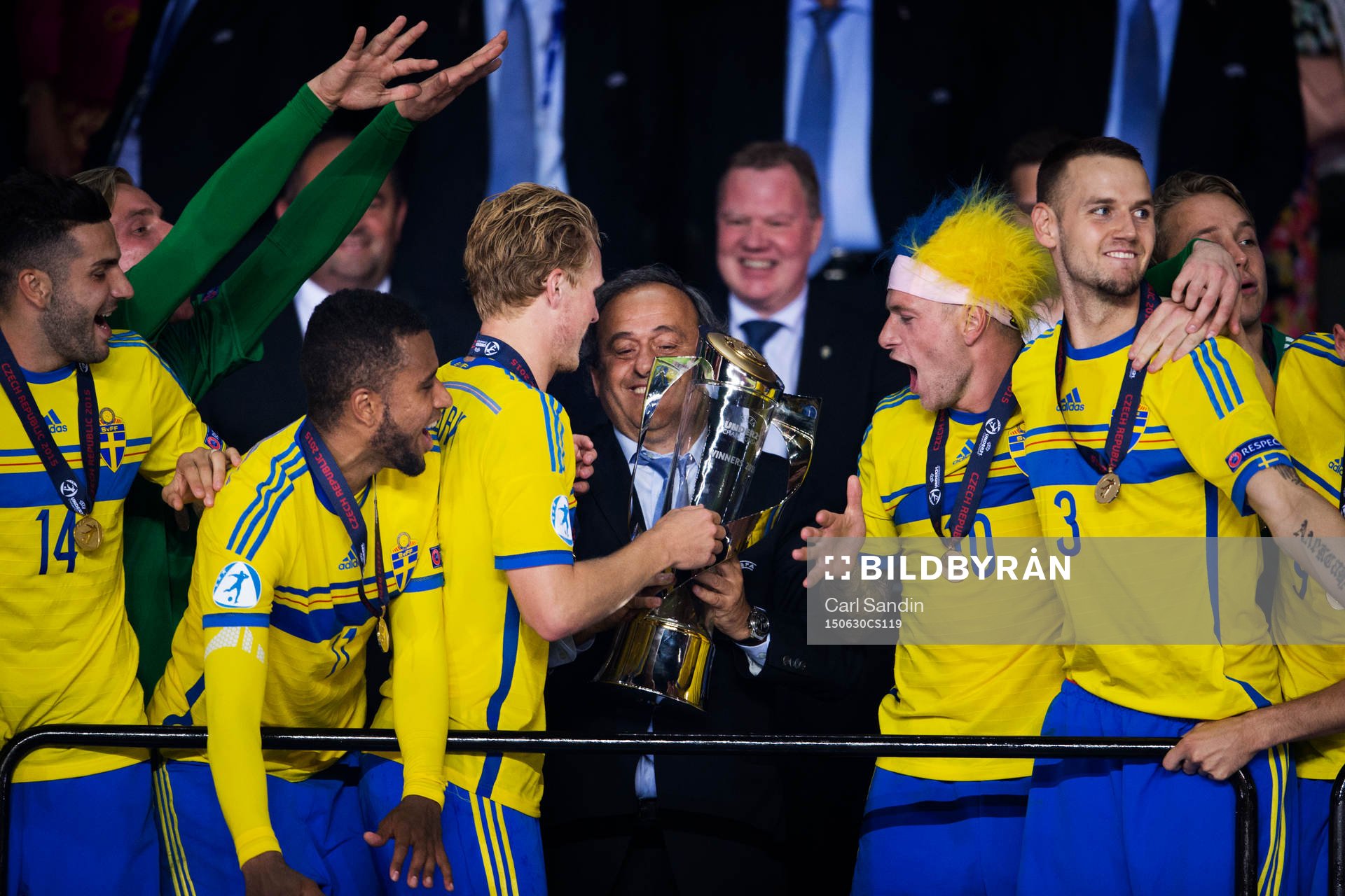 Sveriges Oscar Hiljemark får pokalen av Michel Platini,
