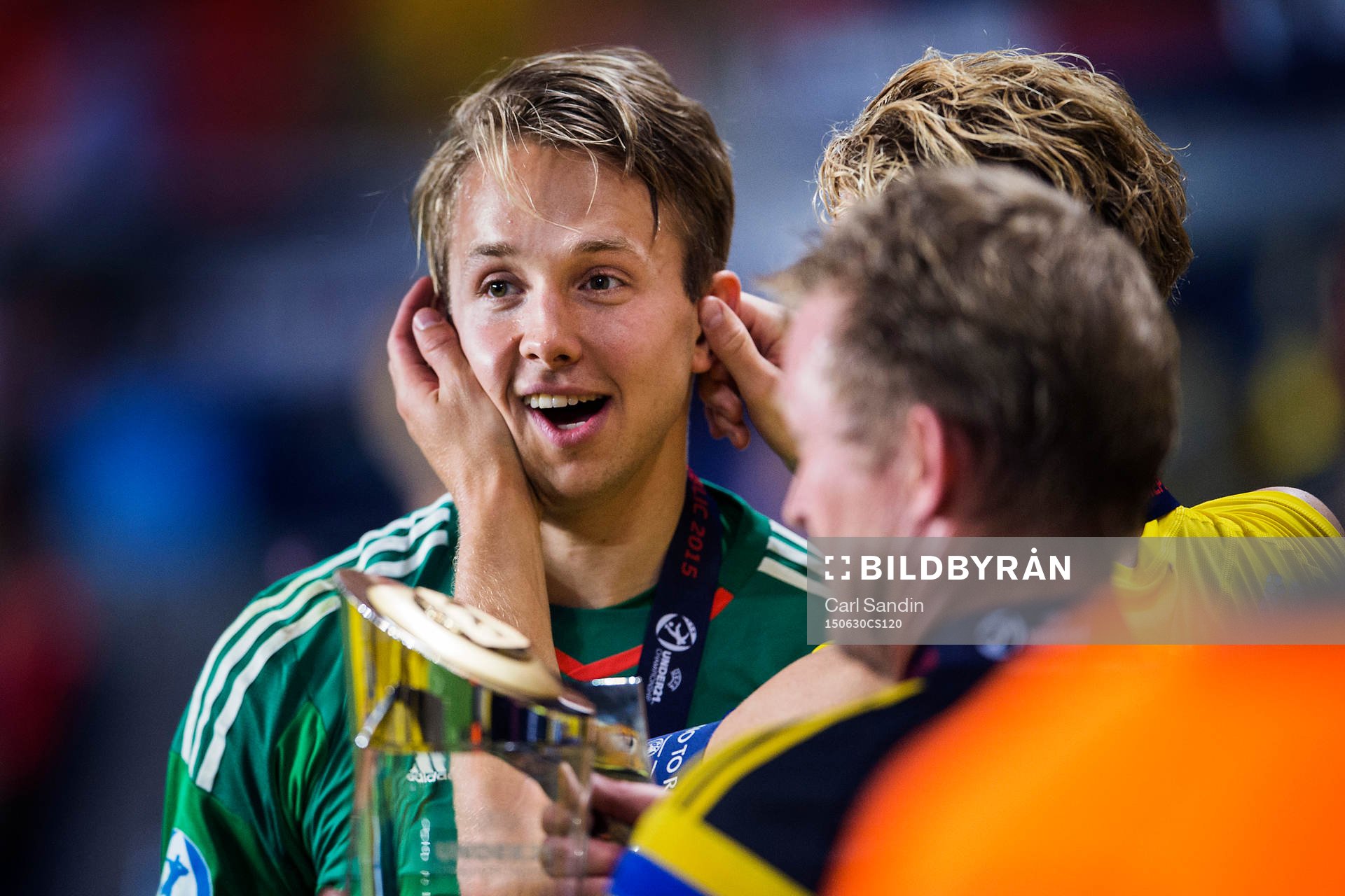 Sveriges målvakt Patrik Carlgren jublar
