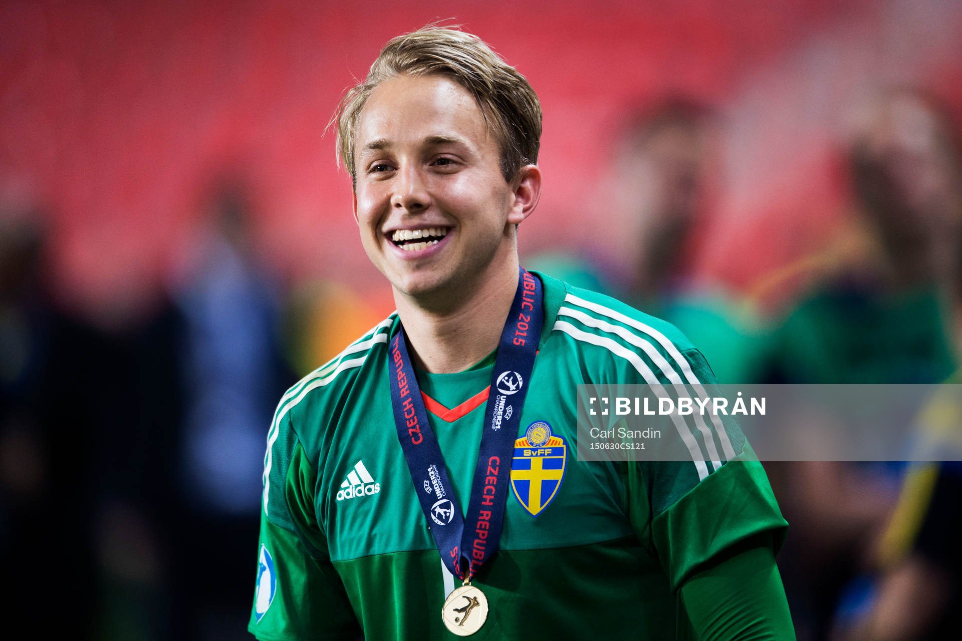 Sveriges målvakt Patrik Carlgren jublar