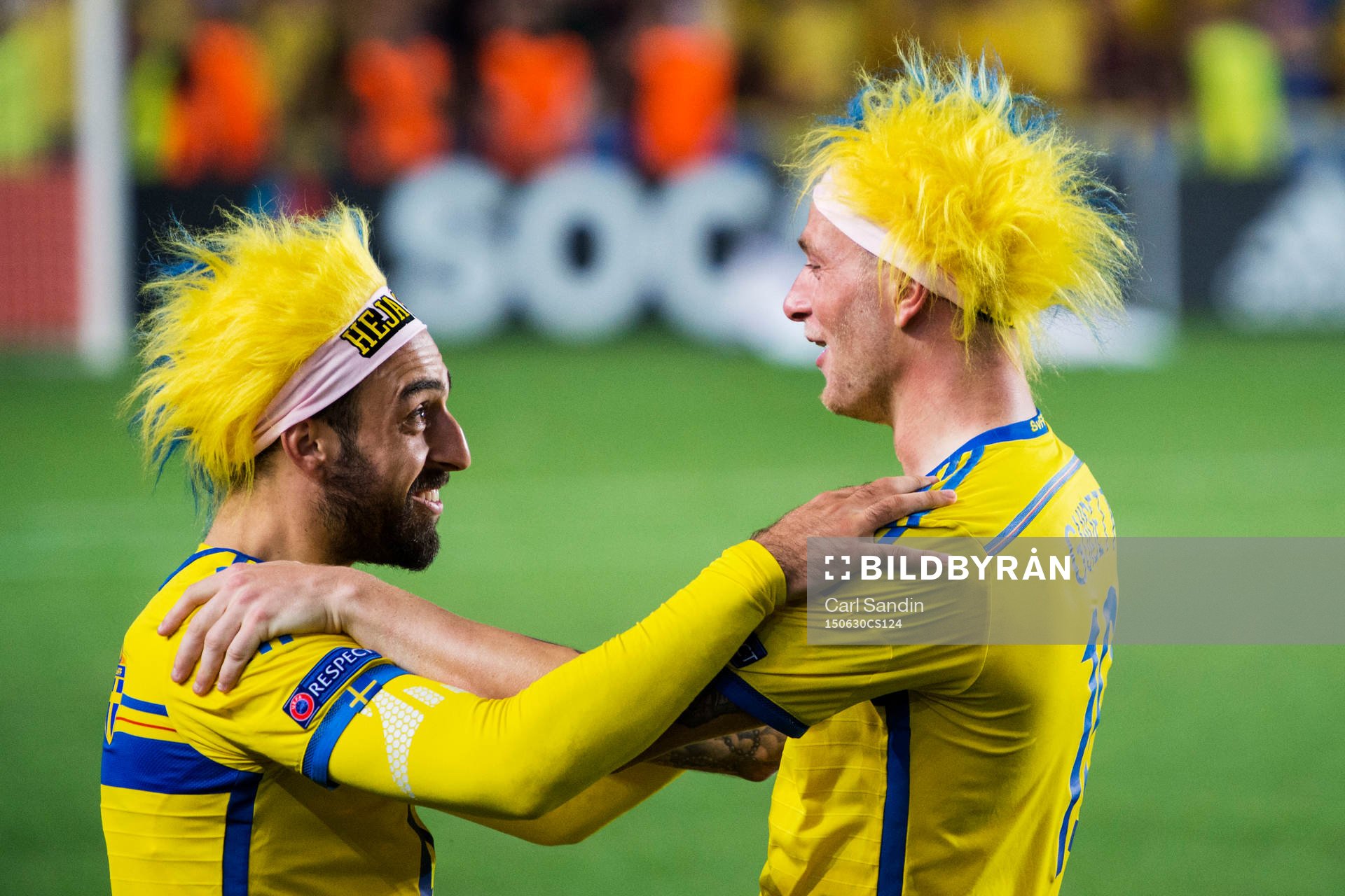 Sveriges Abdullah Khalili och John Guidetti jublar